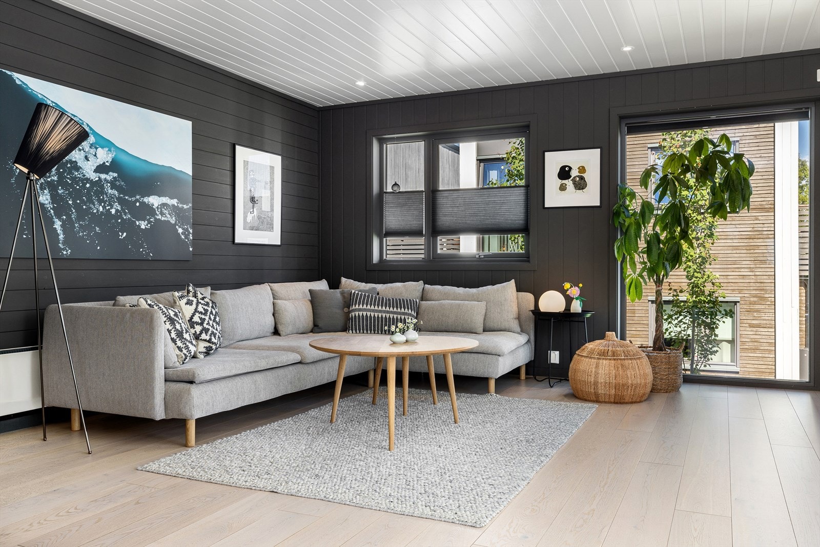 De store vindusflatene slipper inn rikelig med naturlig lys, som skaper en fin balanse til de mørkere tonene og bidrar til en lys og romslig følelse. Galleribilde