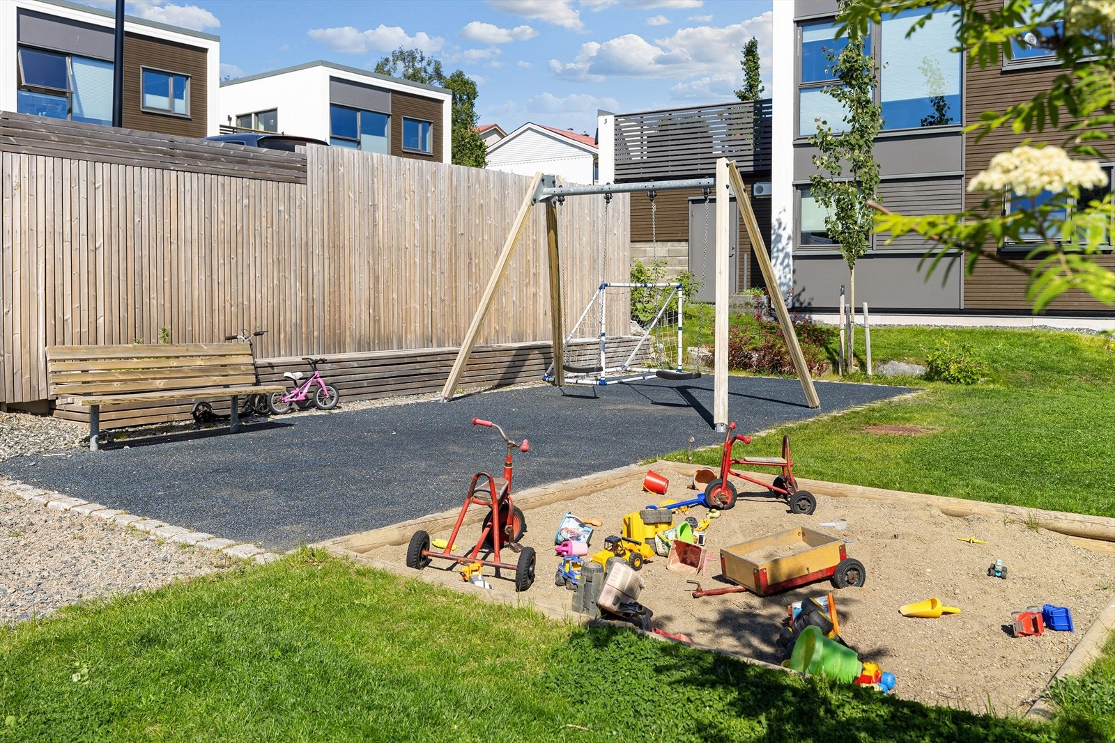 En hyggelig lekeplass i umiddelbar nærhet til boligen, noe som gjør området spesielt attraktivt for barnefamilier. Her kan barna leke trygt i rolige omgivelser, samtidig som det er kort vei hjem. Galleribilde
