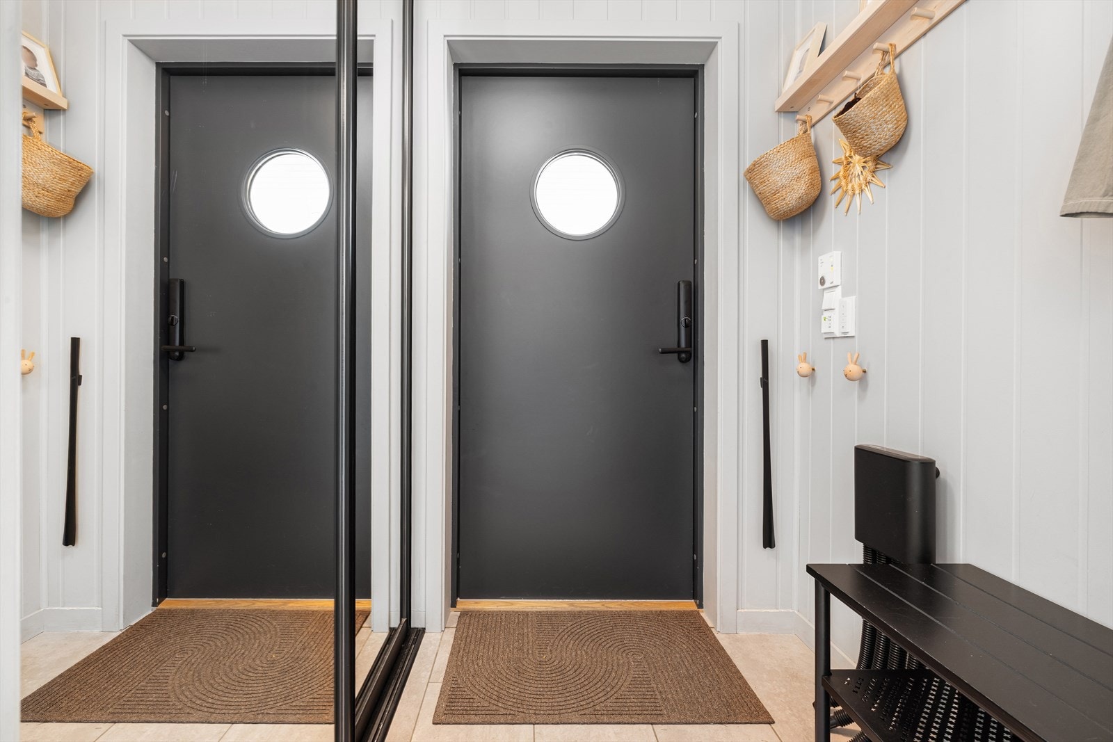 Her ønskes man velkommen inn i en lys og pen entré med mørk ytterdør, rundt glassfelt og elektronisk lås. Entréen er praktisk innredet med god plass til oppbevaring. Fra entréen er det adkomst til rommene i 1. etasje samt trapp opp til 2. etasje. Galleribilde