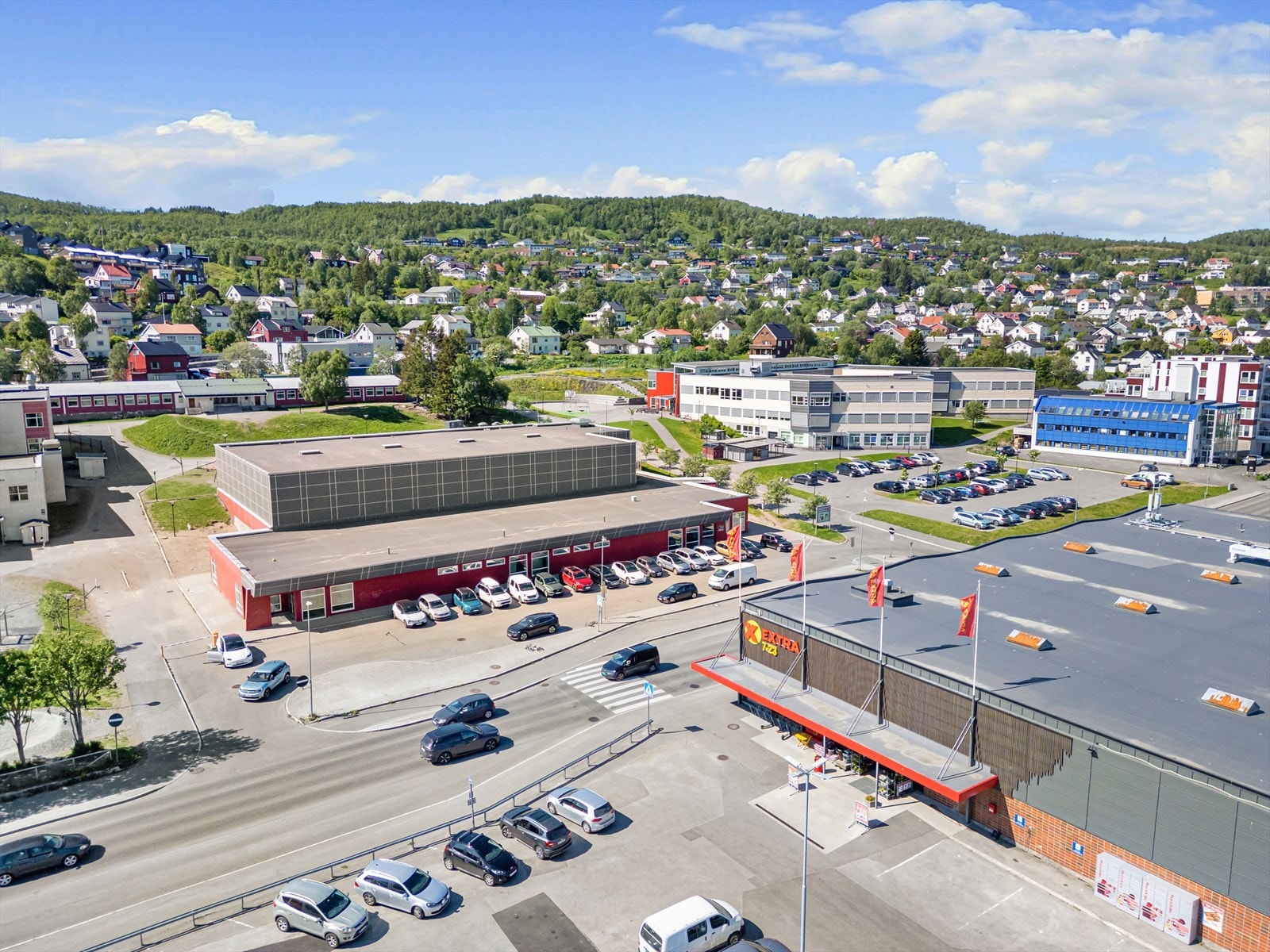 Dagligvarehandelen gjøres enkelt hos Coop Extra, som ligger kun to minutter unna boligen. Butikken har et godt utvalg av dagligvarer og gjør det lett å få unna både små og store innkjøp i en travel hverdag. Galleribilde