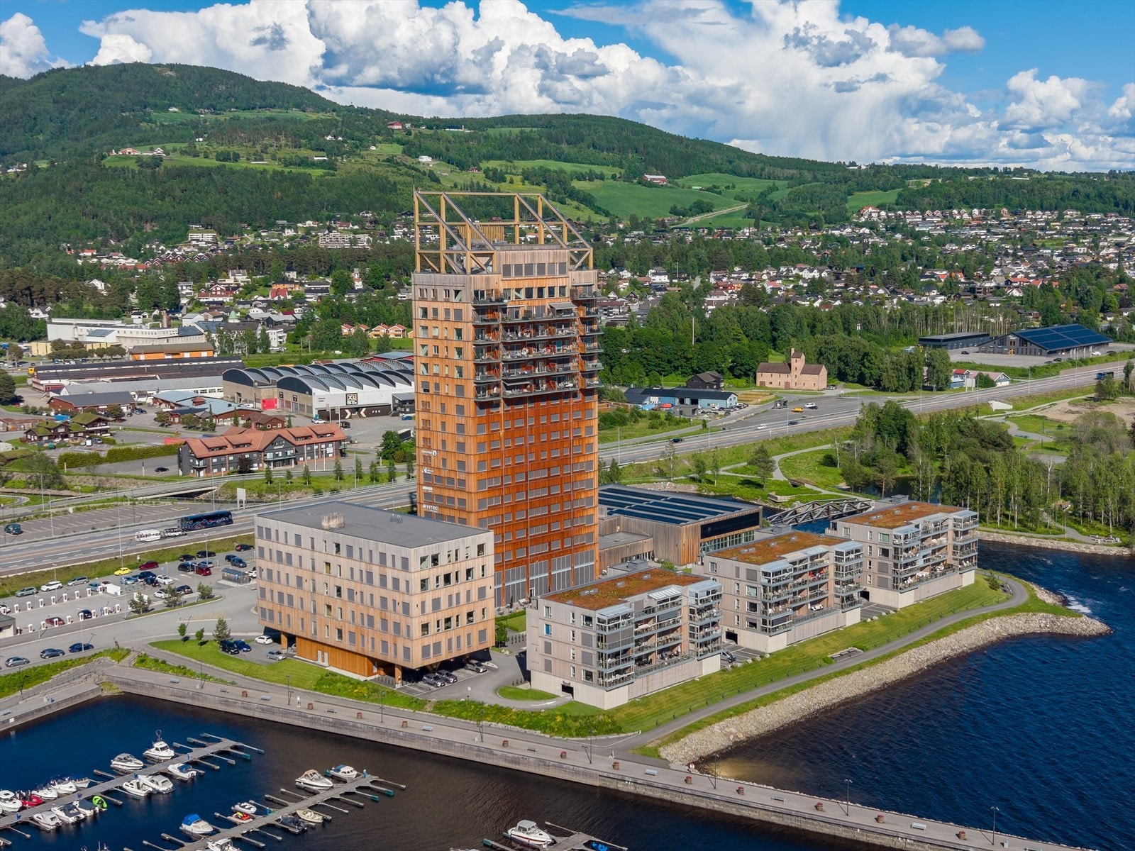 Oversikt over Mjøstårnet og nærområdet, med Brumunddal sentrum i bakgrunnen. Galleribilde