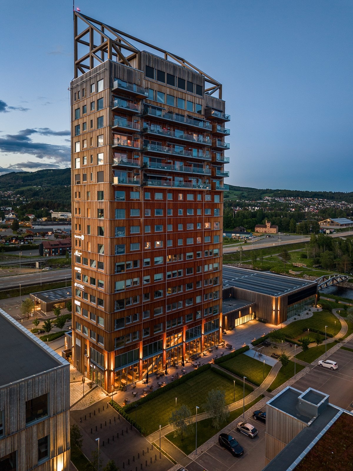 Mjøstårnet er et arkitektonisk landemerke og en attraktiv adresse i regionen. Bygget er oppført med veggkonstruksjoner i massivtre og stål, og ble ferdigstilt i 2019. Galleribilde