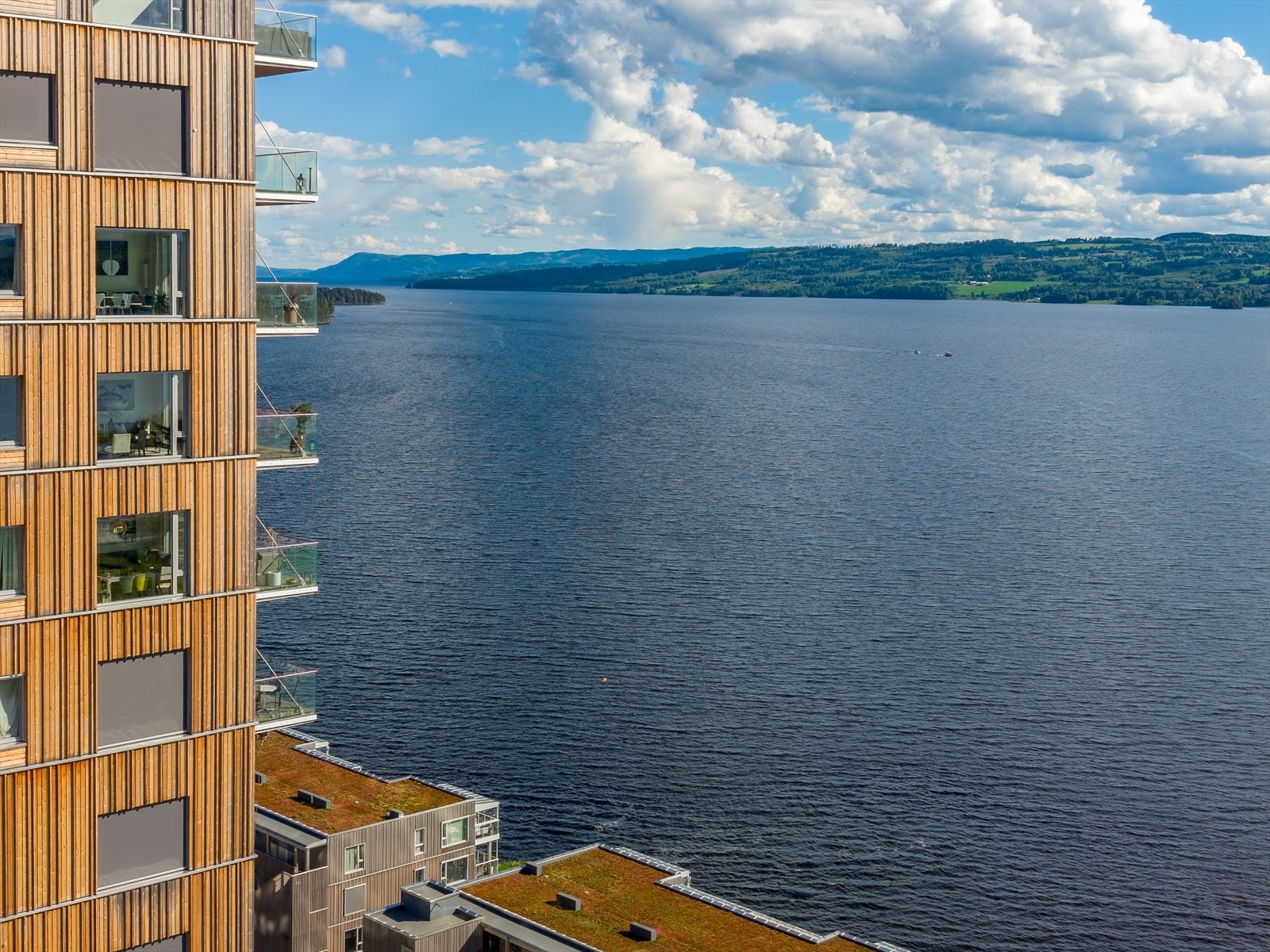 Utsikten fra leiligheten er en sentral del av boligopplevelsen, med Mjøsa som et levende bakteppe. Galleribilde