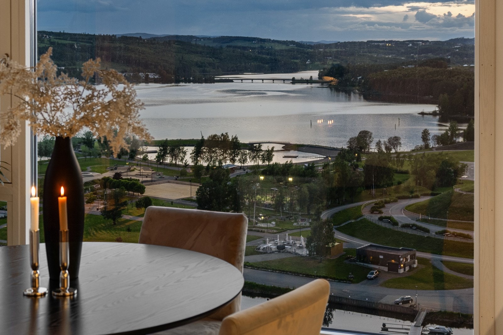 Store vindusflater lar deg nyte utsikten også etter at solen har gått ned. Galleribilde