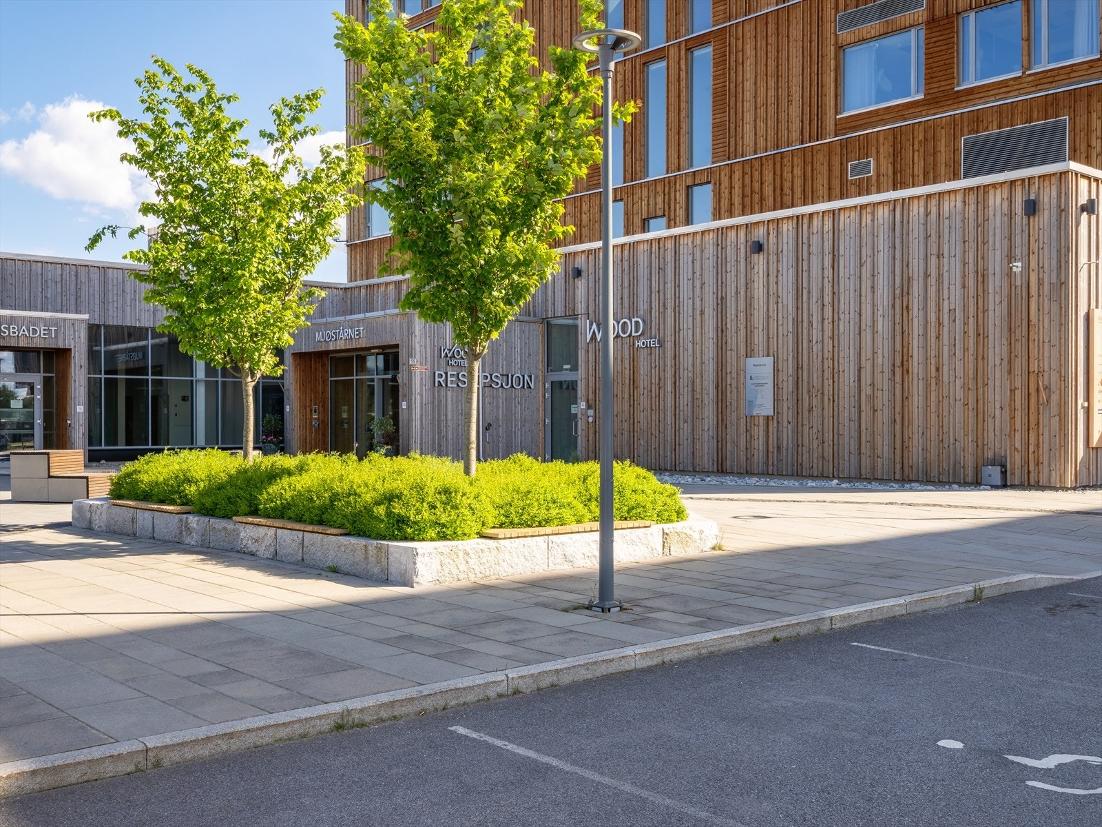 Rett utenfor døren finner du servicetilbud som Wood Hotel med tilhørende svømmebasseng, og strandpromenaden langs Mjøsa. Galleribilde