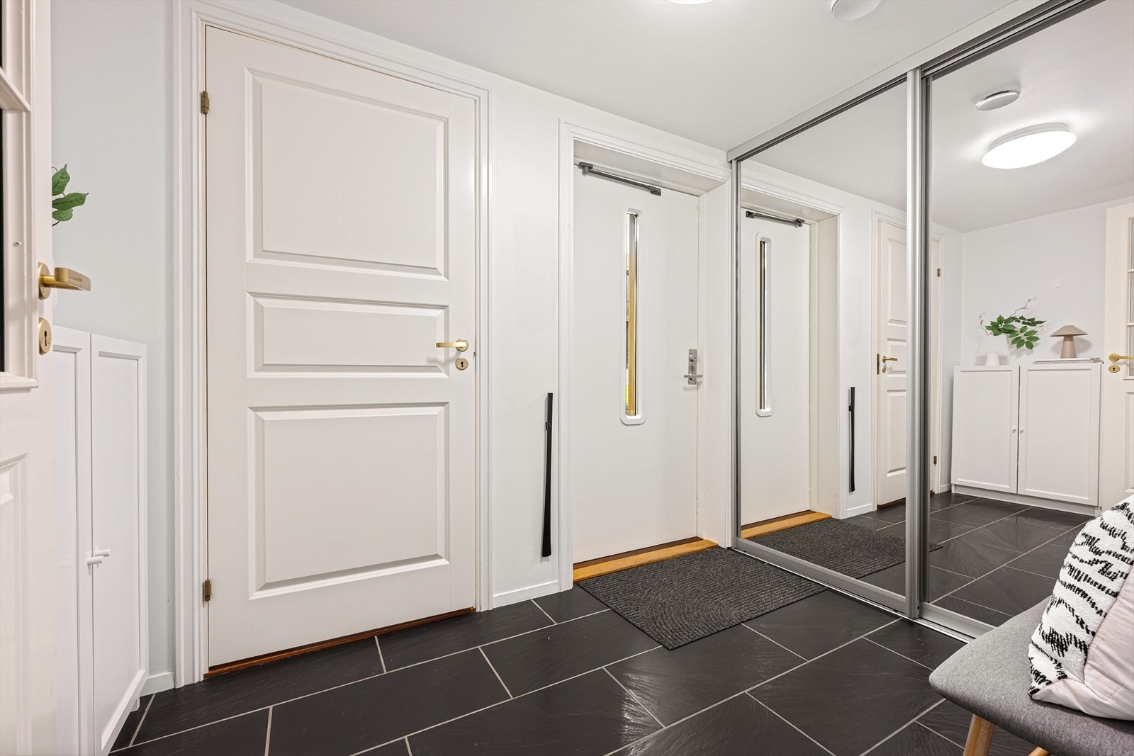 Velkommen inn! Flislagt entré med skyvedørsgarderobe og god plass til omkledning. Galleribilde