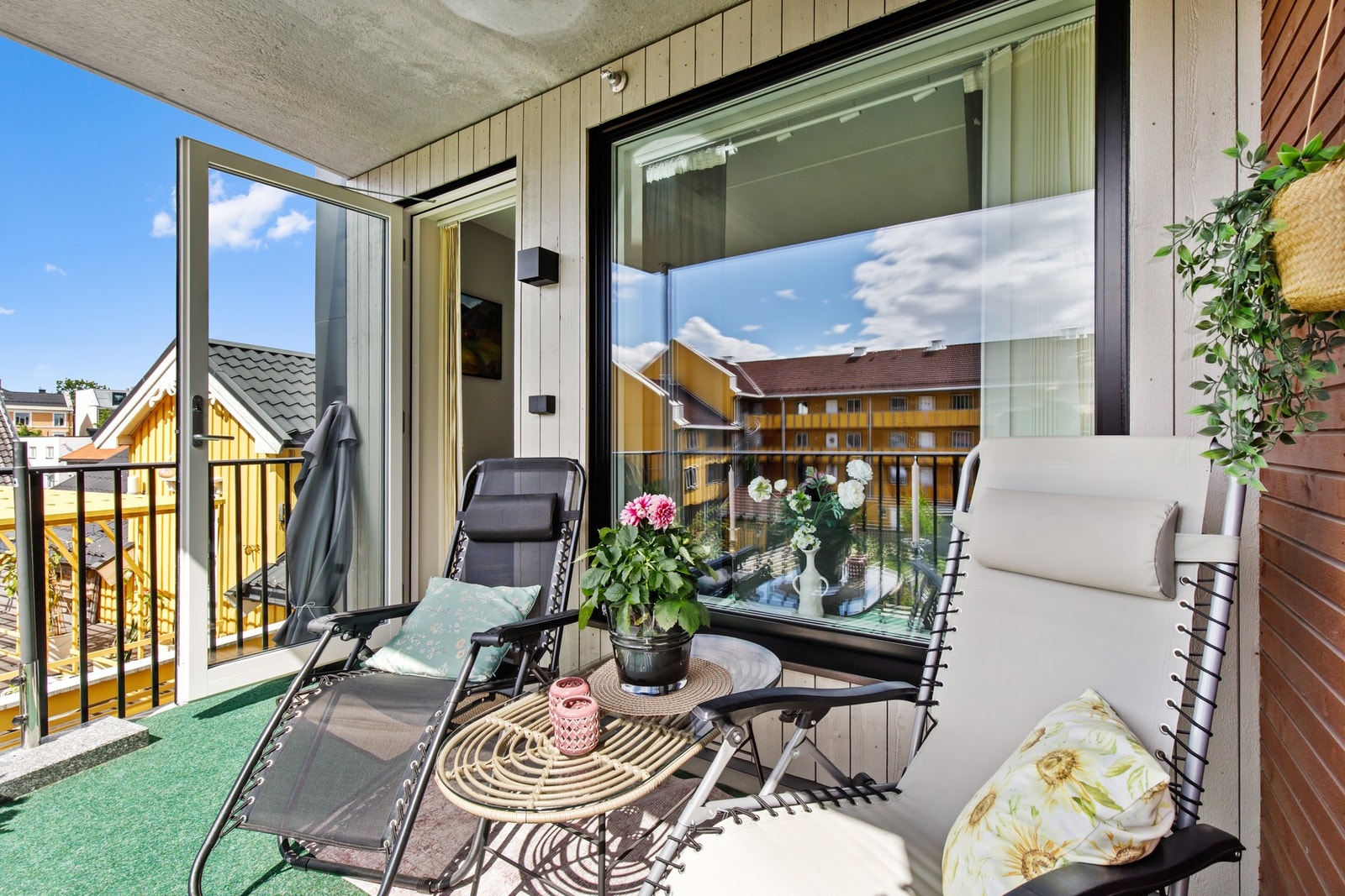 Romslig balkong som er meget solrik med sol fra syd og vest Galleribilde