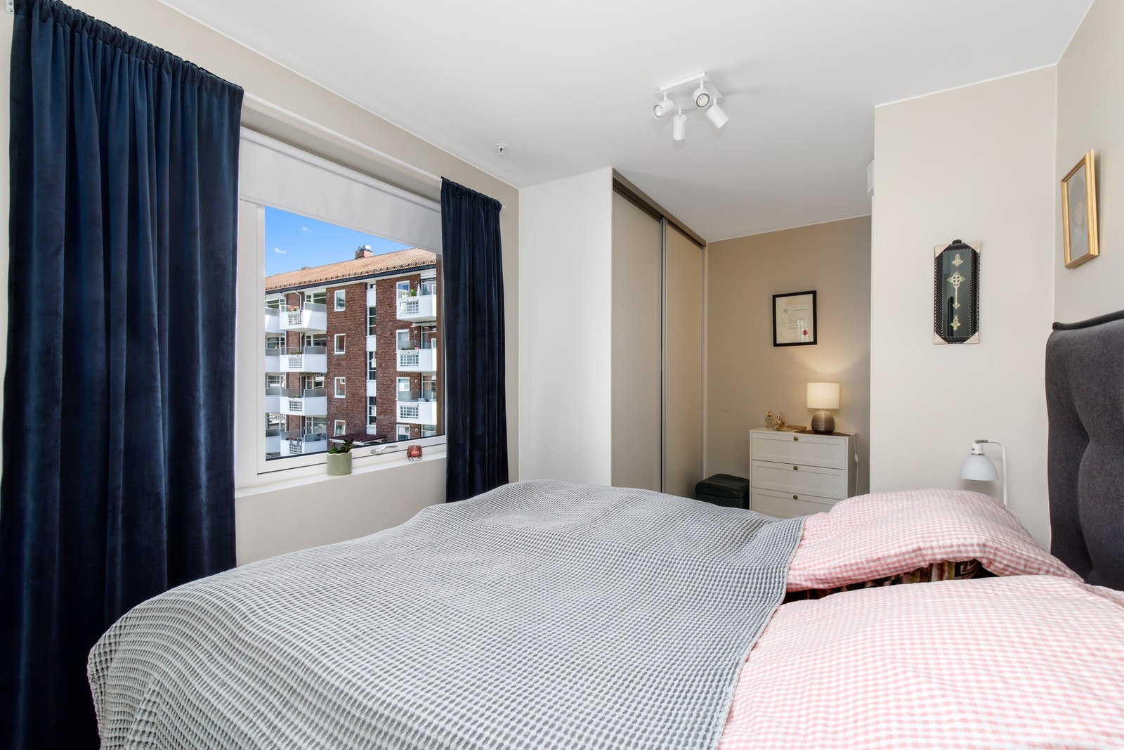 Soverom 1 med skyvedørsgarderobe Galleribilde
