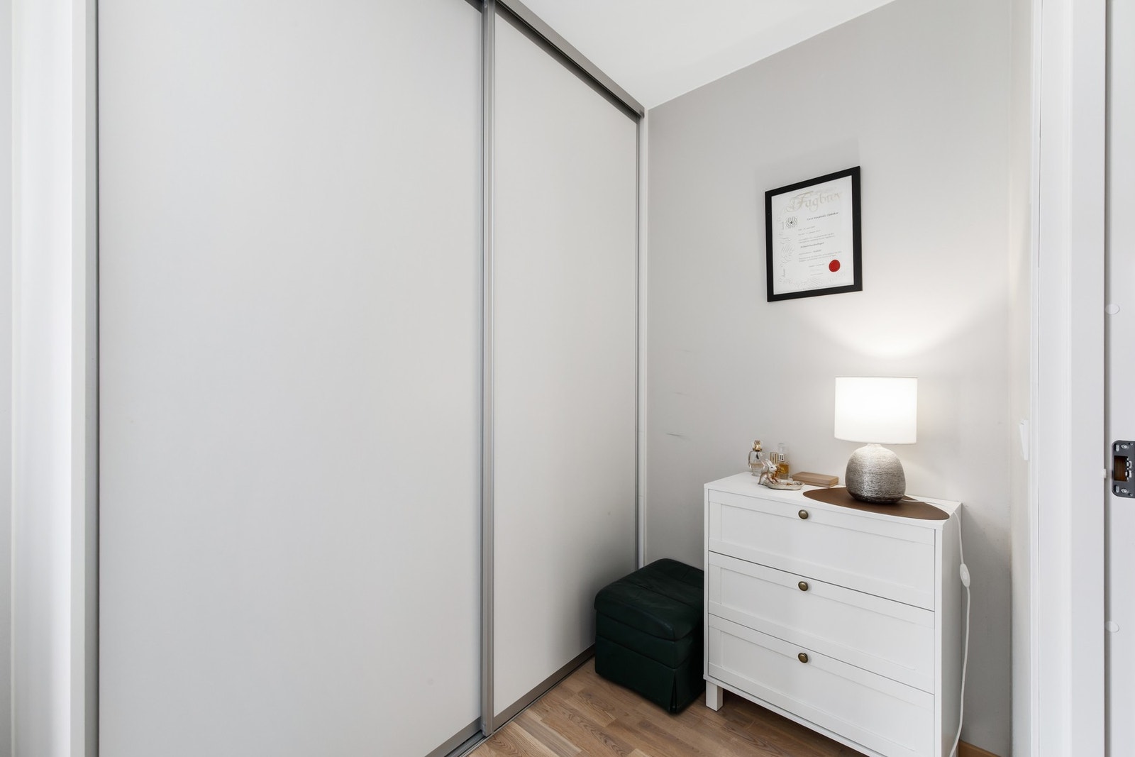 Skyvedørsgarderobe i soverom Galleribilde
