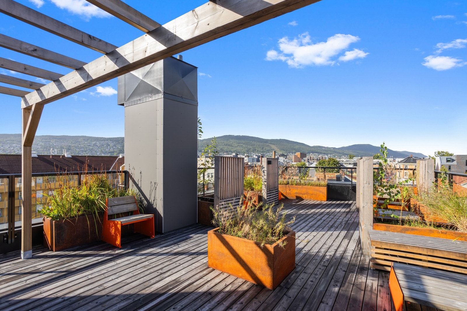 Stor felles takterrasse med utsikt og sol fra morgen til kveld Galleribilde