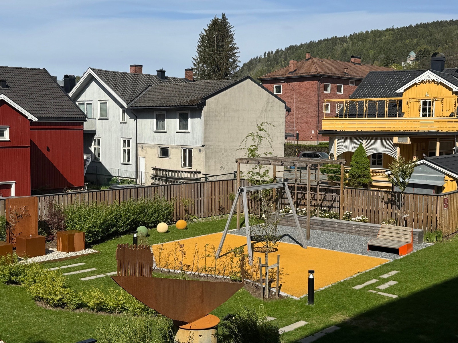 Meget pent opparbeidet felles hage Galleribilde