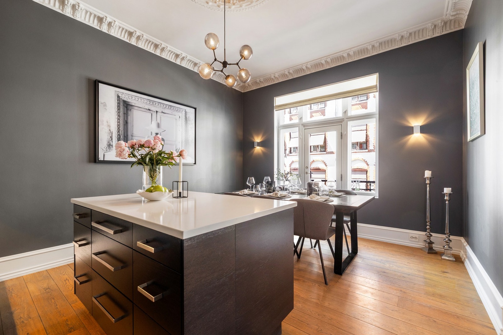 Store vindusflater og utgang til balkongen gir godt med dagslys. Galleribilde