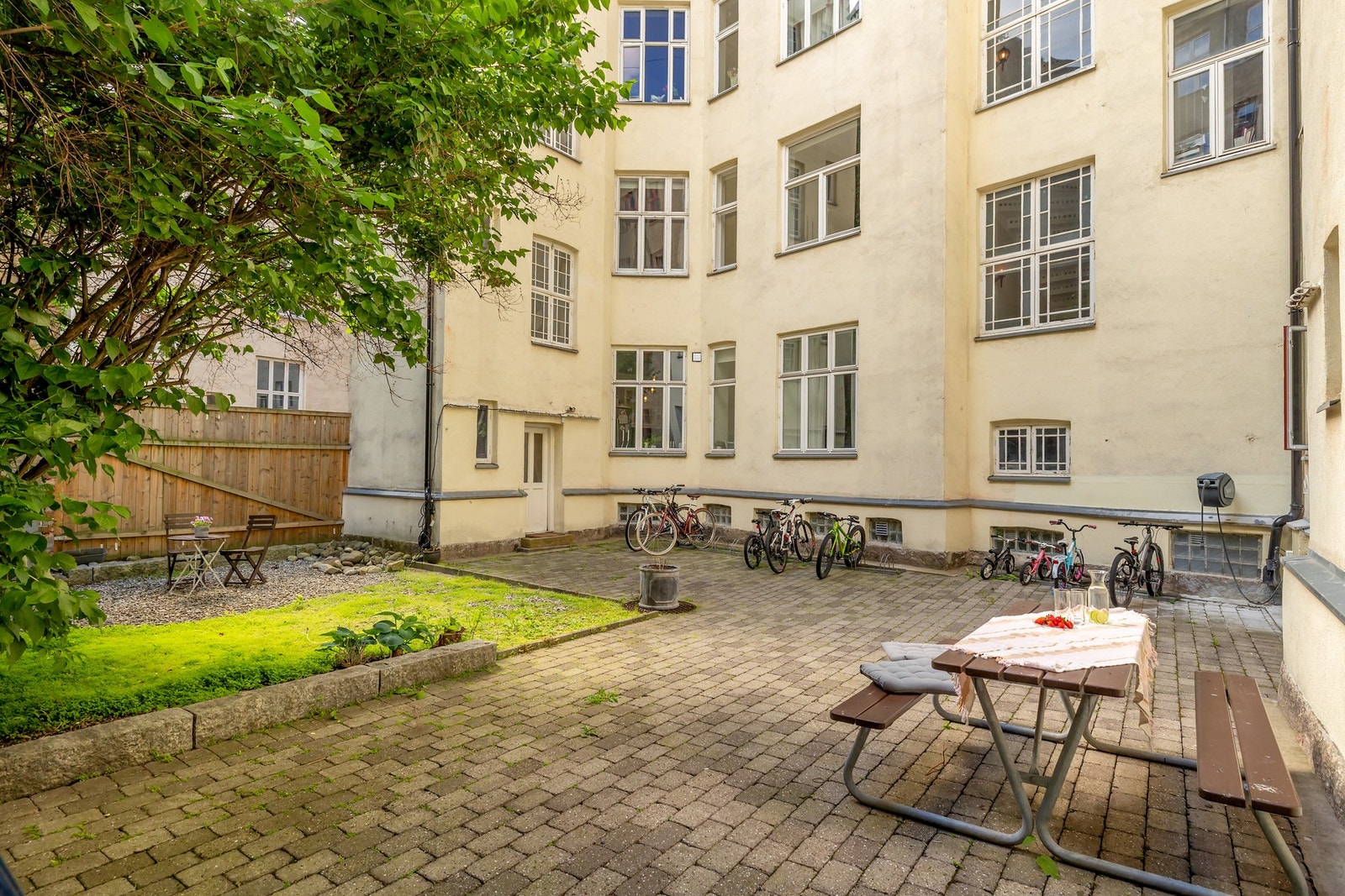 Hyggelig bakgård med sittegrupper og sykkelparkering. Galleribilde