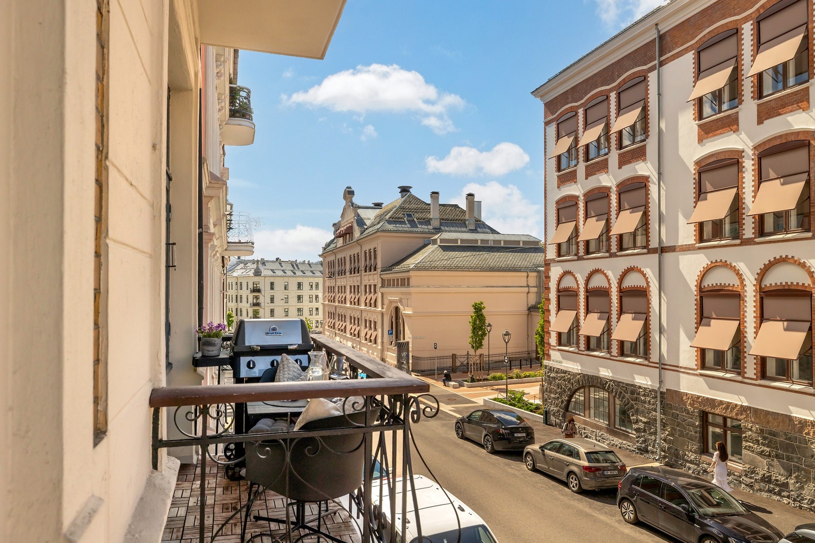 Dette er en særegen og elegant leilighet i en vakker bygård på Frogner. Galleribilde