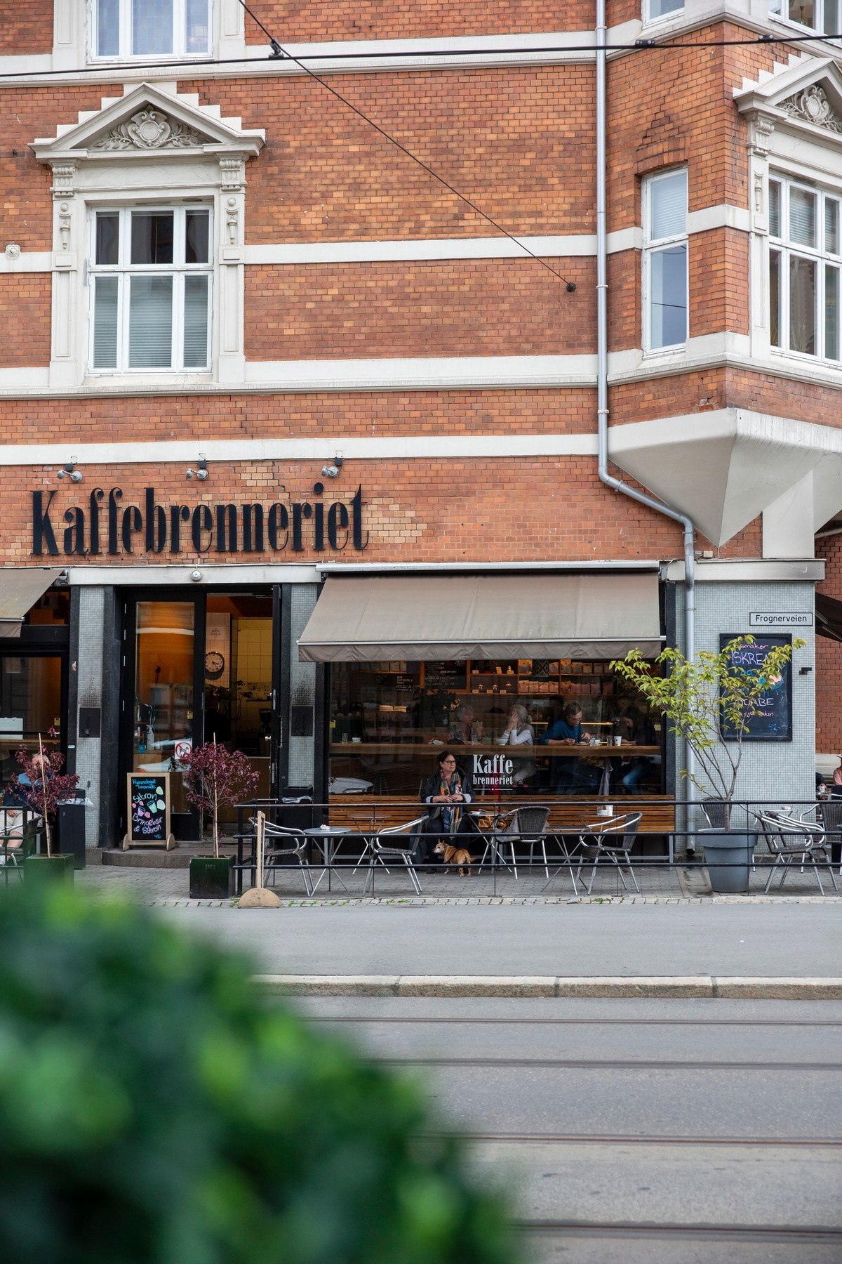 Eiendommen ligger i et attraktivt boligområde på Frogner i Oslo. Stedet er kjent for sin kombinasjon av historisk sjarm og moderne bekvemmeligheter Galleribilde