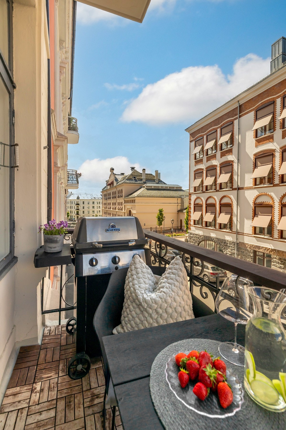 Hyggelig balkong med plass til sittegruppe og grill. Galleribilde