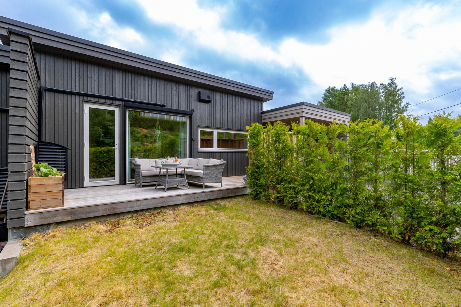 Uteplassen mot (retning) har egen liten hageflekk gjerdet inn av tuja, perfekt for barna eller hunden. Galleribilde