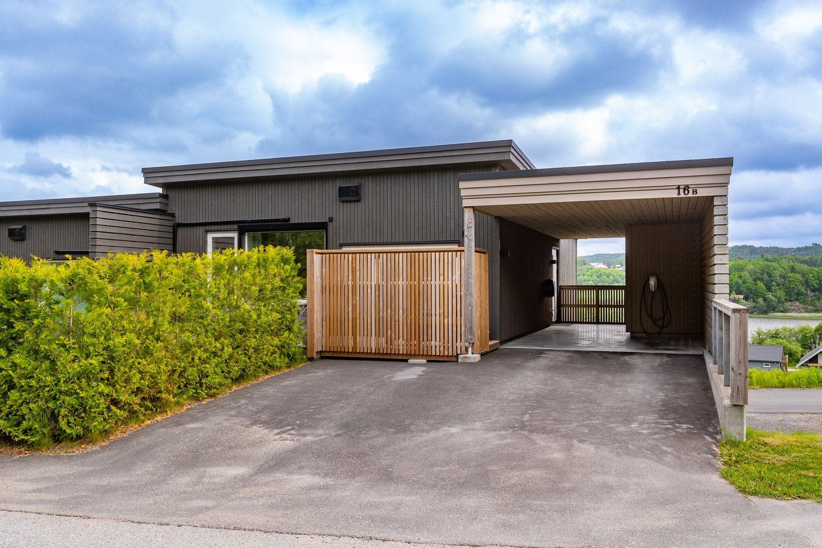 Det medfølger carport med elbillader, samt parkeringsplass rett foran huset. Enklere blir det ikke! Galleribilde