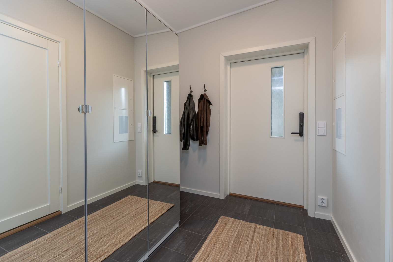 Romslig gang med praktisk garderobeløsning. Galleribilde