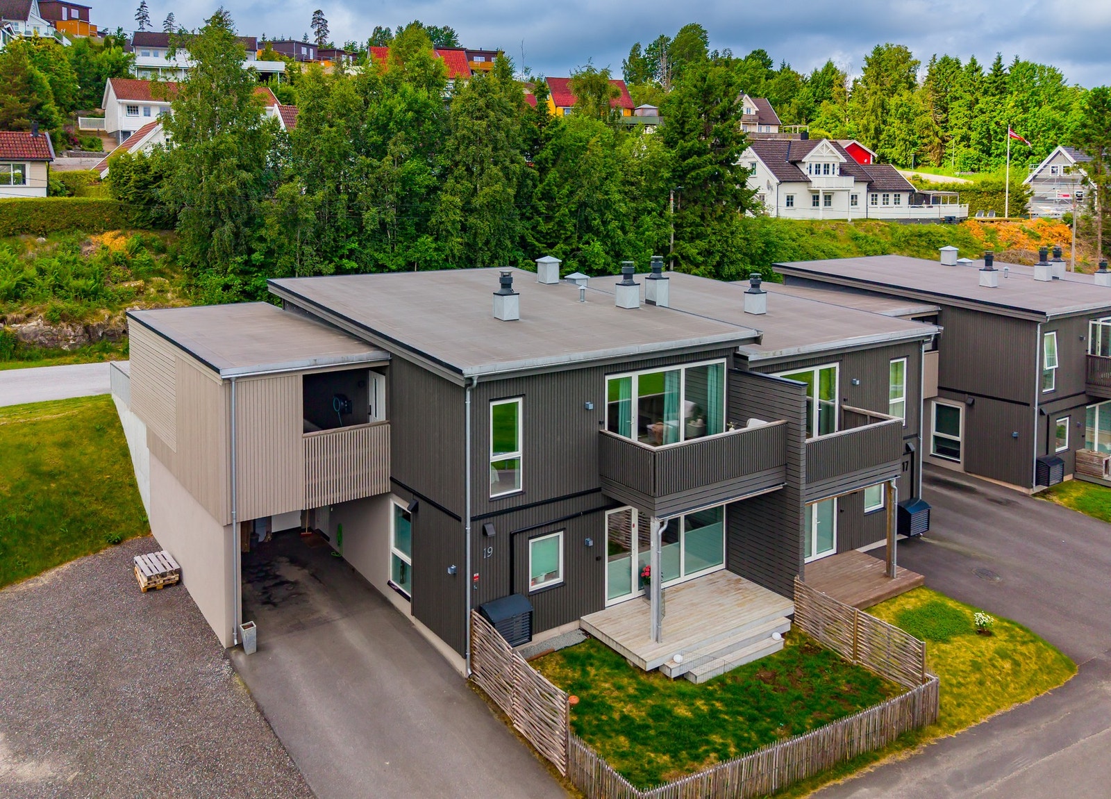 Velkommen til Ringstadbakken 16B! Leiligheten ligger i 2. etasje, og har enkel adkomst fra bakkeplan. Galleribilde