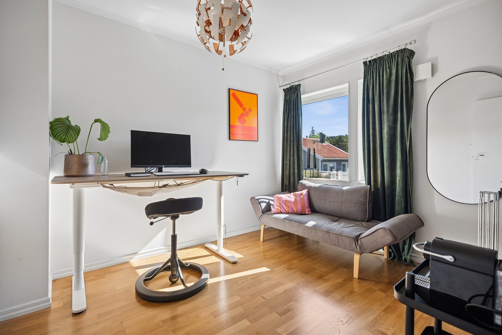 Soverom 3 er romslig og lyst med gode møbleringsmuligheter. Galleribilde