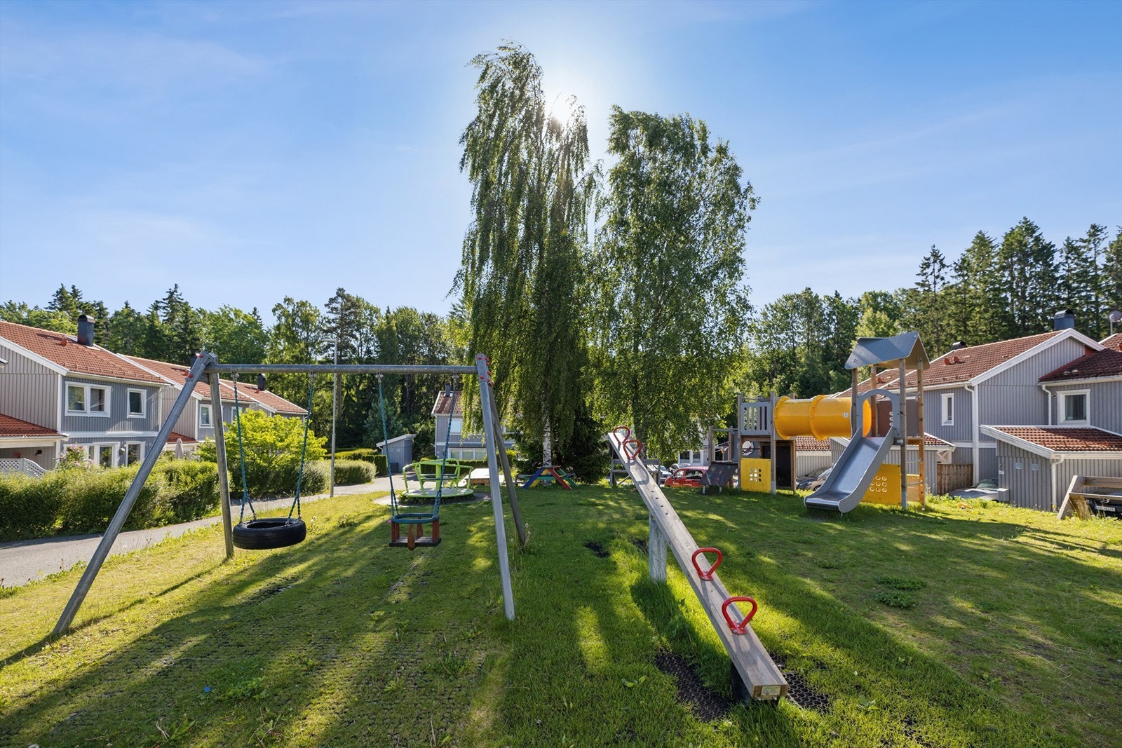 Lekeplassen i Marikloppa ligger midt i boligområdet og er et populært og sosialt møtested for barn og familier. Galleribilde