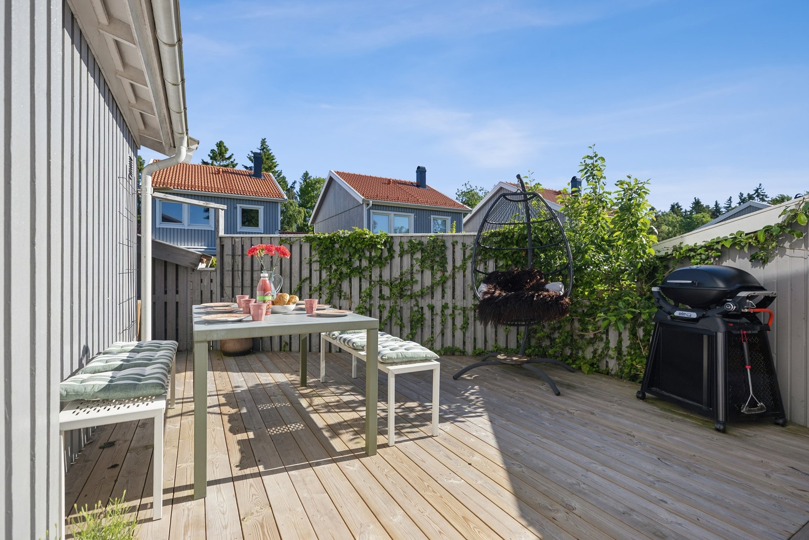 Her får du følelsen av din egen grønne oase, med meget gode solforhold og god plass til både spisegruppe, loungemøbler og solsenger. Galleribilde