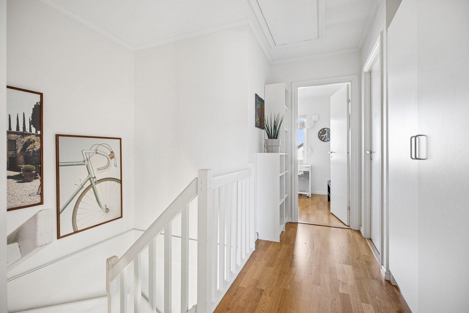 Lys trappegang i 2. etasje med godt gjennomlys, adkomst til soverom og bad, samt praktisk garderobeskap. Galleribilde