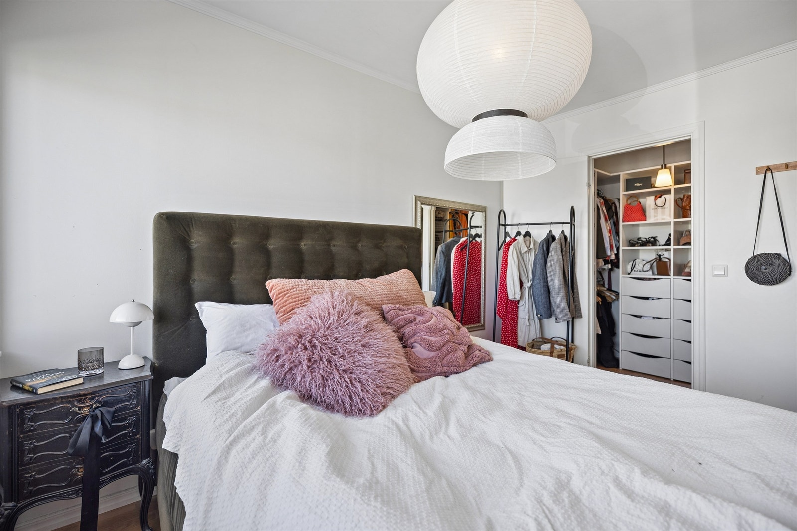 Egen walk-in garderobe i praktisk og ryddig tilknytning til soverommet. Galleribilde