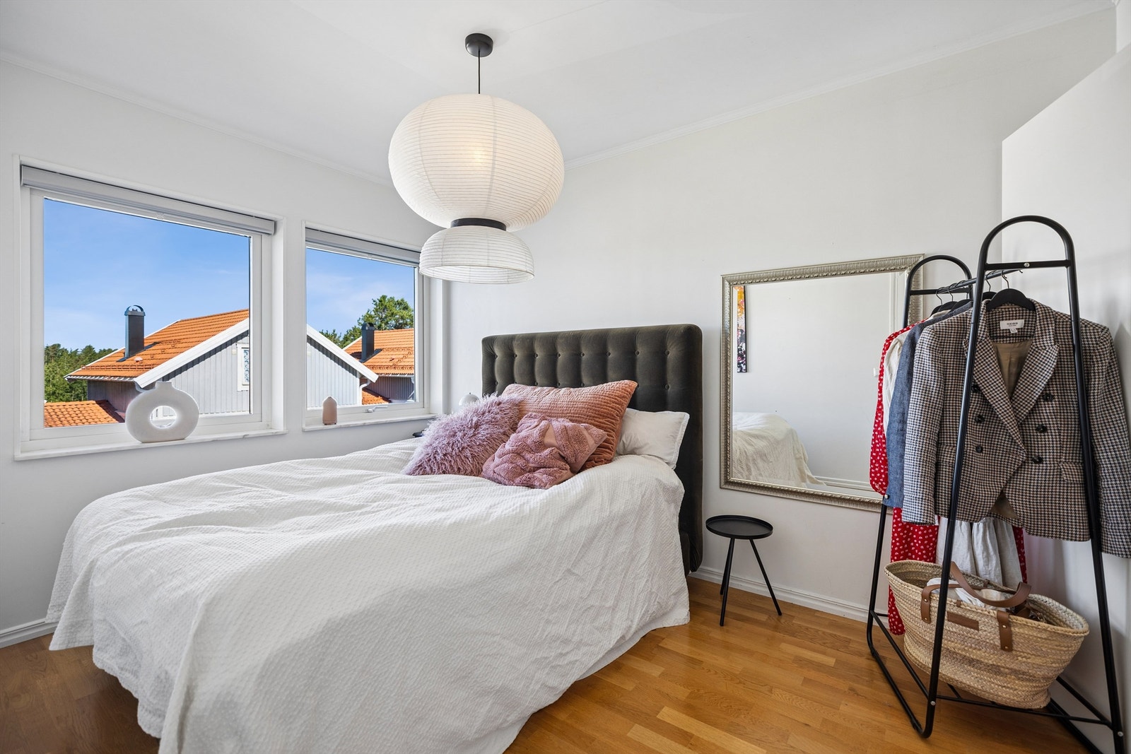 Romslig og lyst soverom med walk-in garderobe og gode møbleringsmuligheter. Galleribilde