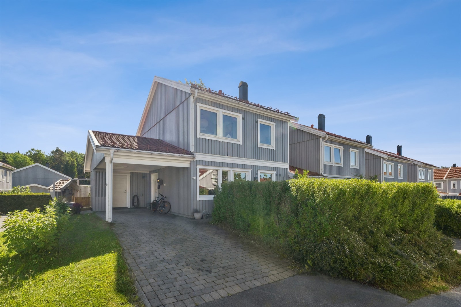 Carport med parkering rett utenfor inngangen gir en komfortabel hverdag. Galleribilde