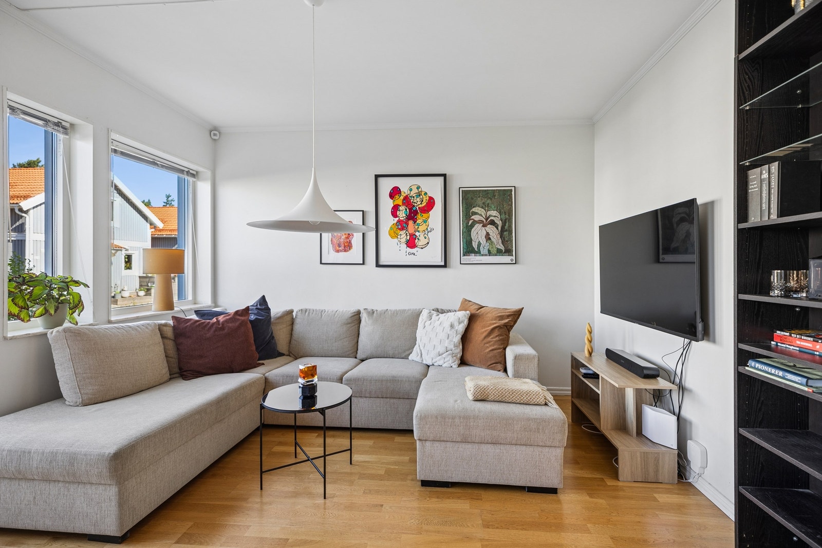 Stuen har en naturlig og romslig TV-krok med god plass til en stor sofagruppe, noe som skaper et hyggelig samlingspunkt for både hverdag og avslapning. Galleribilde