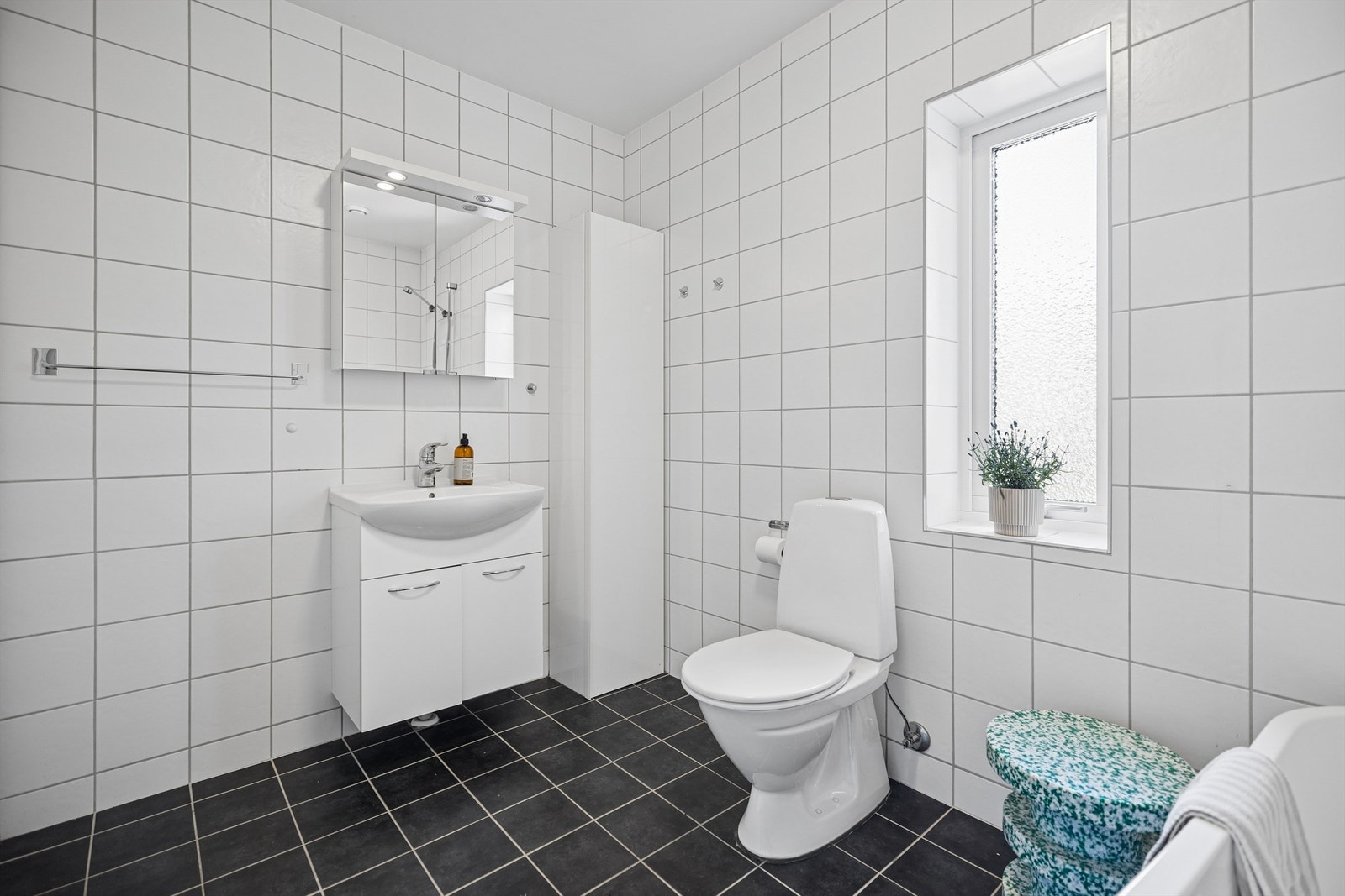 Badet er innredet med badekar, servantskap, speilskap og ekstra oppbevaringsskap. Gulvvarmen gir god komfort året rundt. Galleribilde