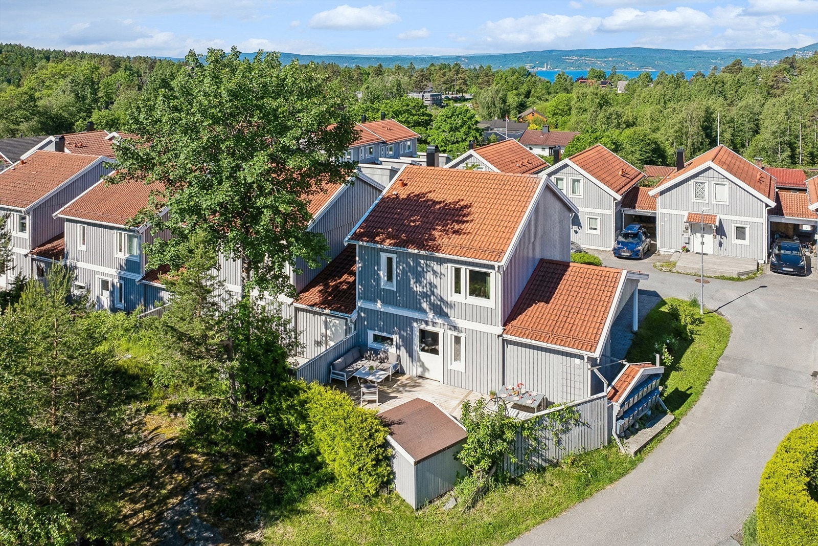 Attraktiv beliggenhet med gangavstand til skole, barnehager, marka, badestrand, idrett og dagligvare samt off. transport. Galleribilde