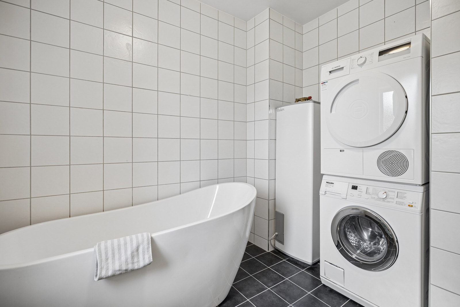 Badet har også opplegg for vaskemaskin og tørketrommel. Galleribilde