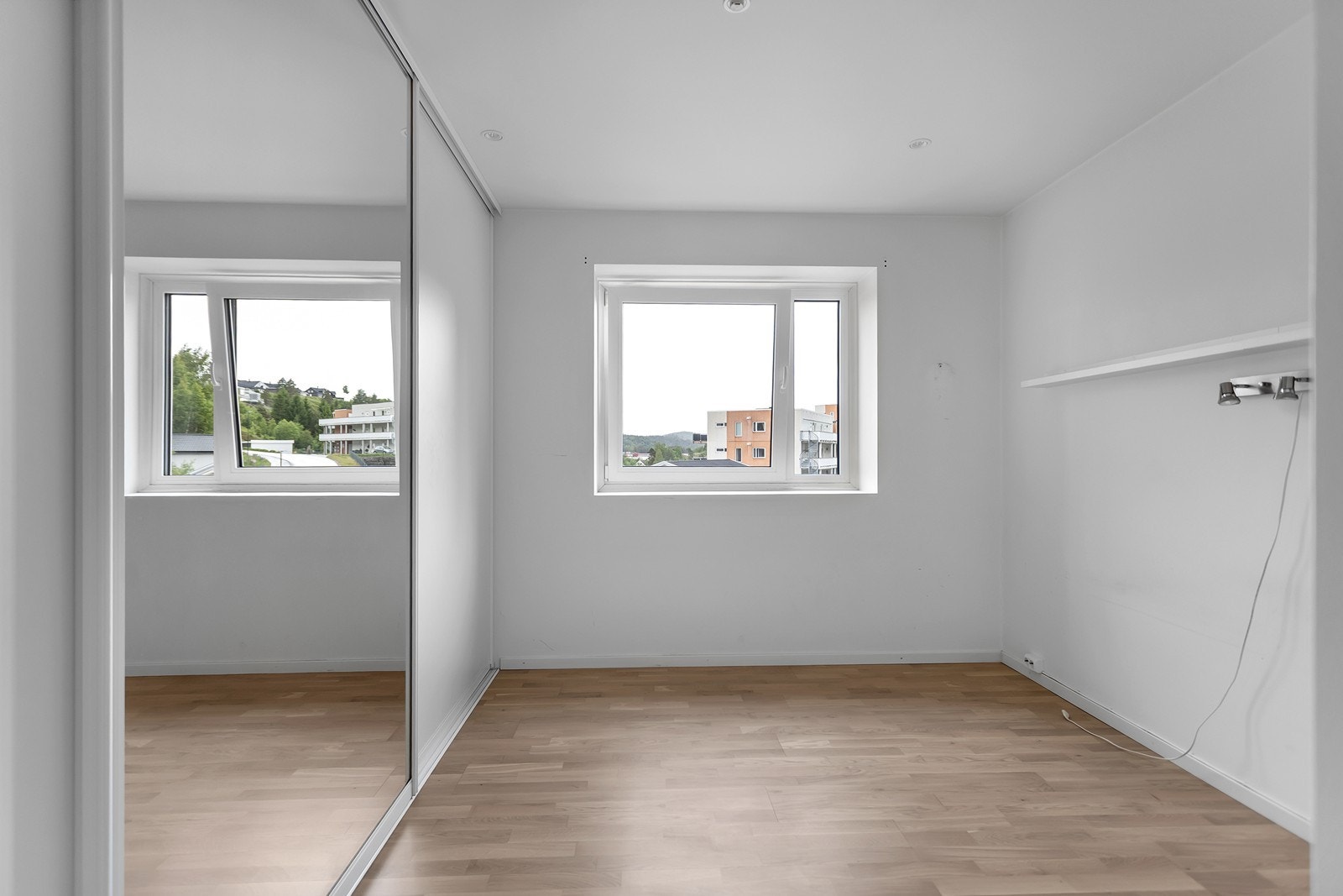 Soverom 1 med plass til dobbeltseng og praktisk skyvedørsgarderobe Galleribilde