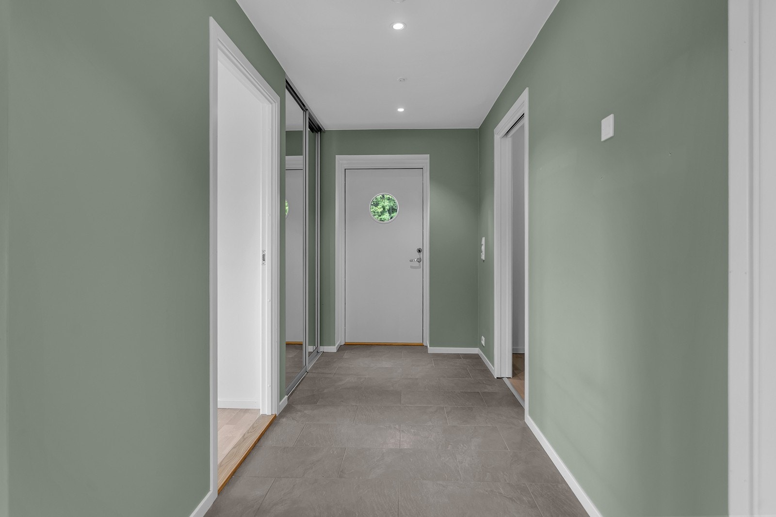 Velkommen inn! Leiligheten har en praktisk entré med skyvedørsgarderobe og god plass til yttertøy og sko. Galleribilde
