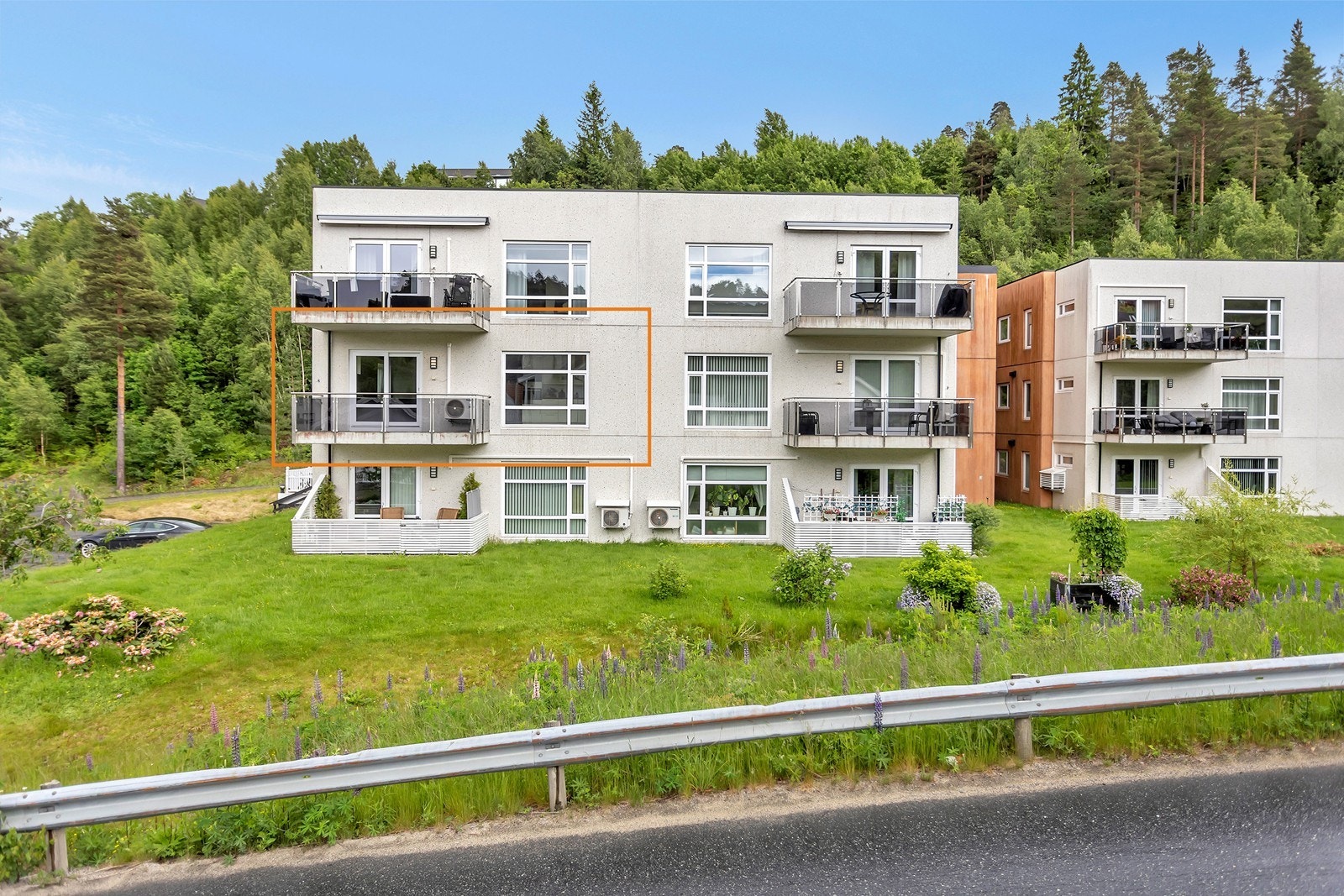Her får du en lys og romslig leilighet beliggende i 2. etasje i et moderne leilighetsbygg fra 2015. Galleribilde