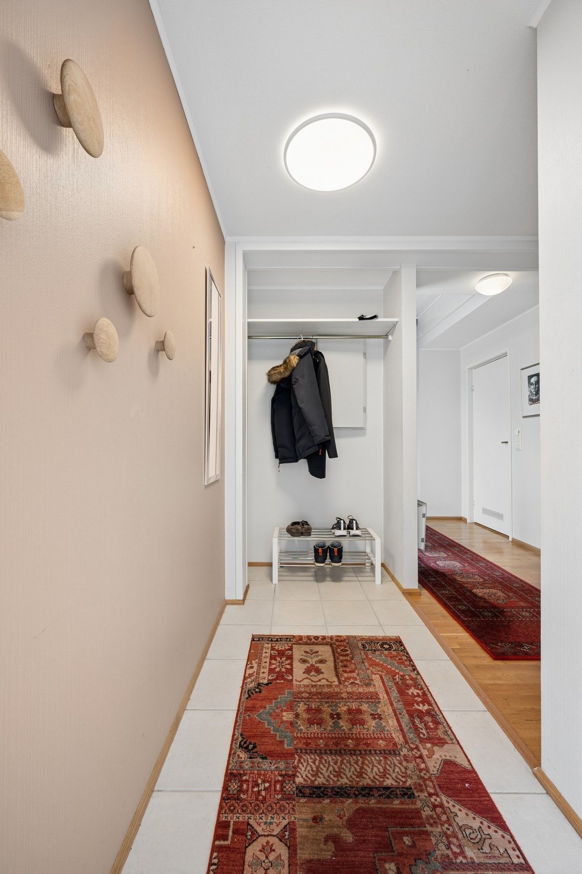Praktisk entré med plass til skohylle og jakkeoppheng. Galleribilde