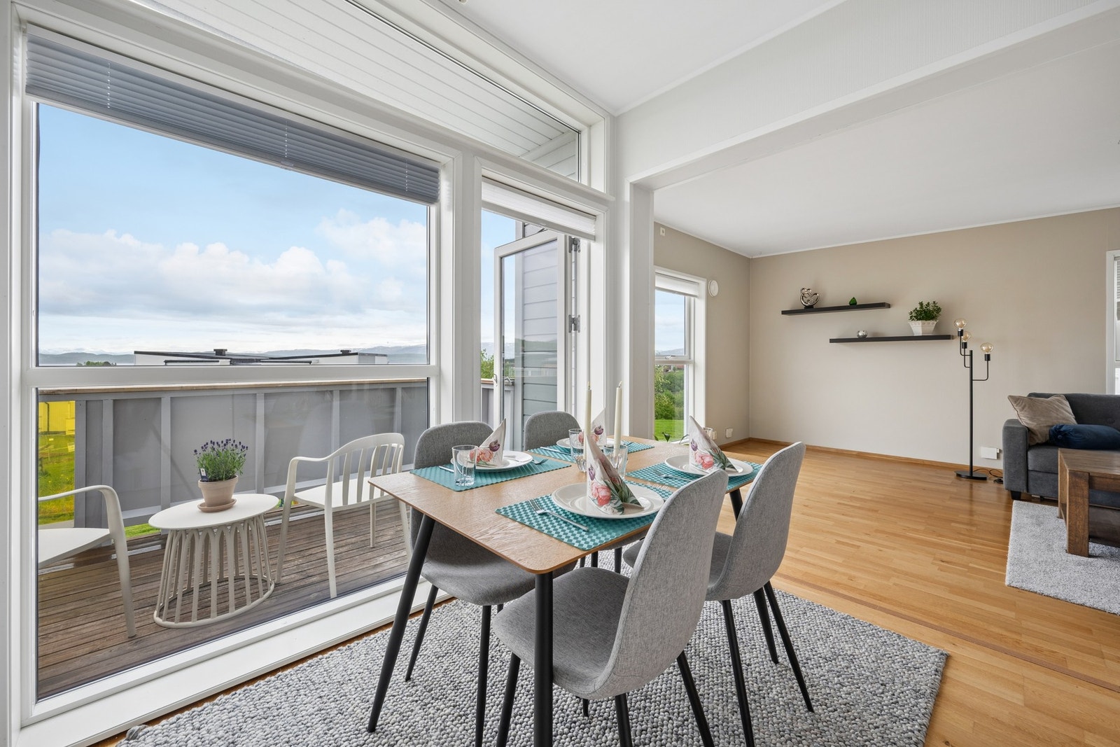 Fra oppholdsrommet er det utgang til en sørøstvendt balkong med gode sol- og lysforhold og fantastisk utsikt. Galleribilde