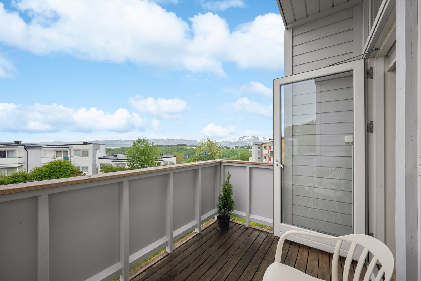 Boligen har to private uteplasser; en markterrasse på 25 m² ved inngangen og en balkong i 2.etasje på ca. 6 m². Galleribilde