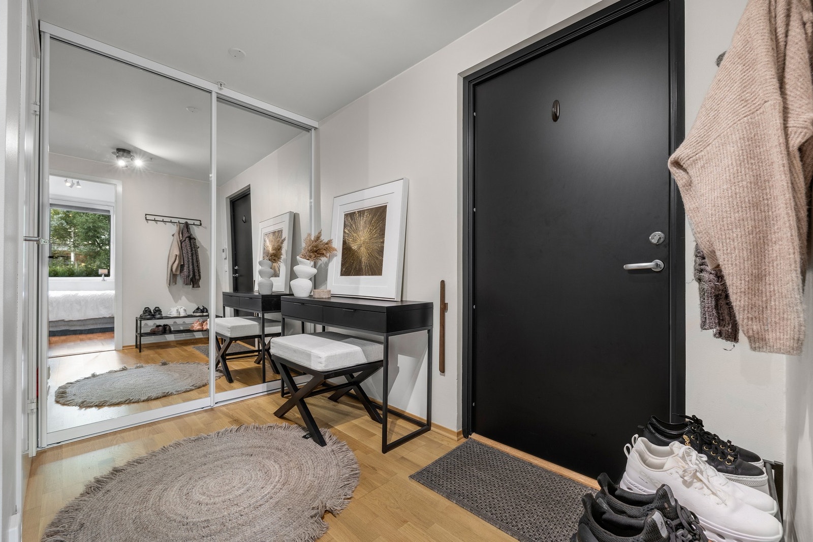 Entréen har garderobeløsning med speilfronter og plass til et lite skrivebord, som gir en praktisk og arealeffektiv løsning. Galleribilde