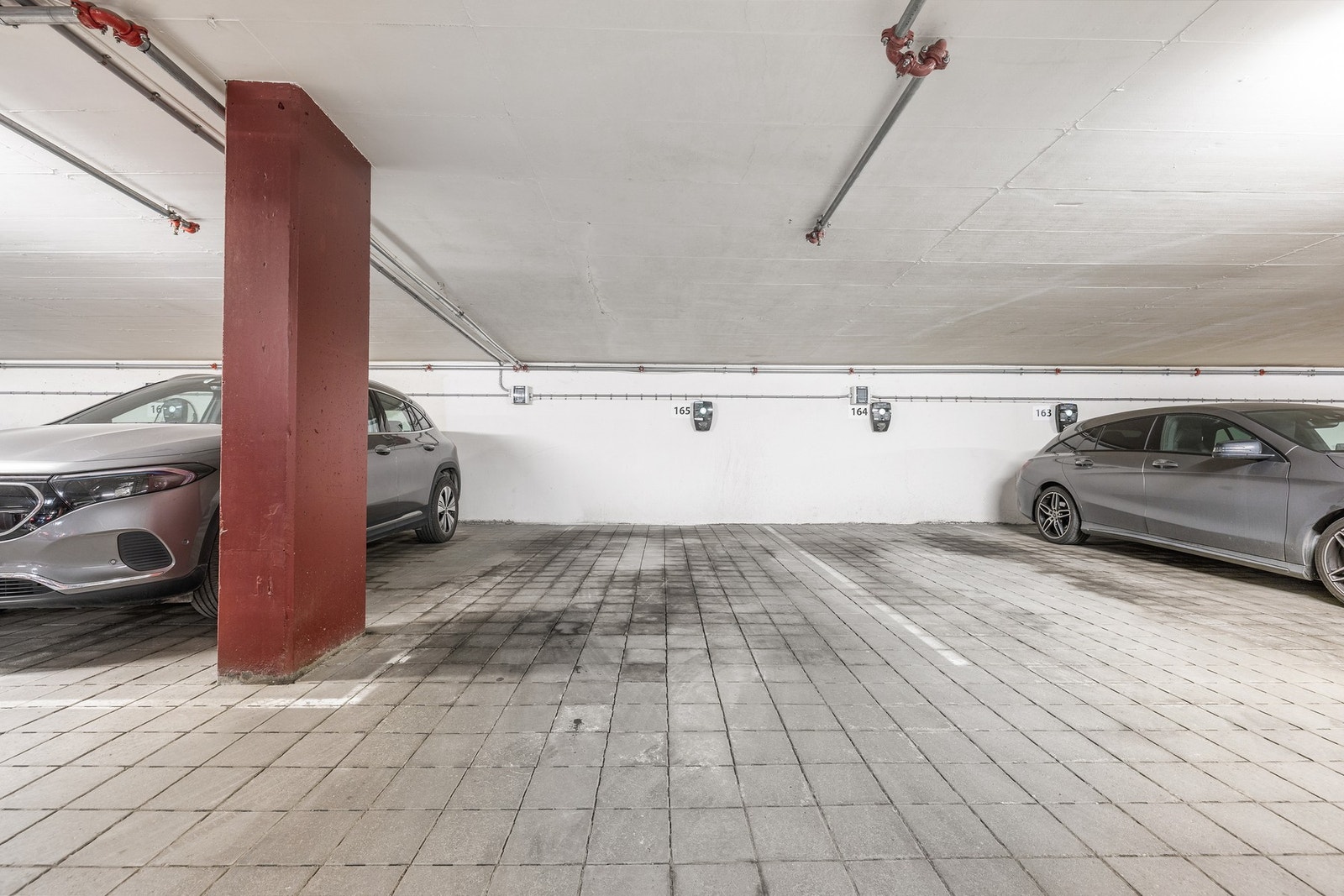 Heis ned til fast plass m/elbillader i garasjekjeller. Her har du også en ekstern sportsbod. Galleribilde
