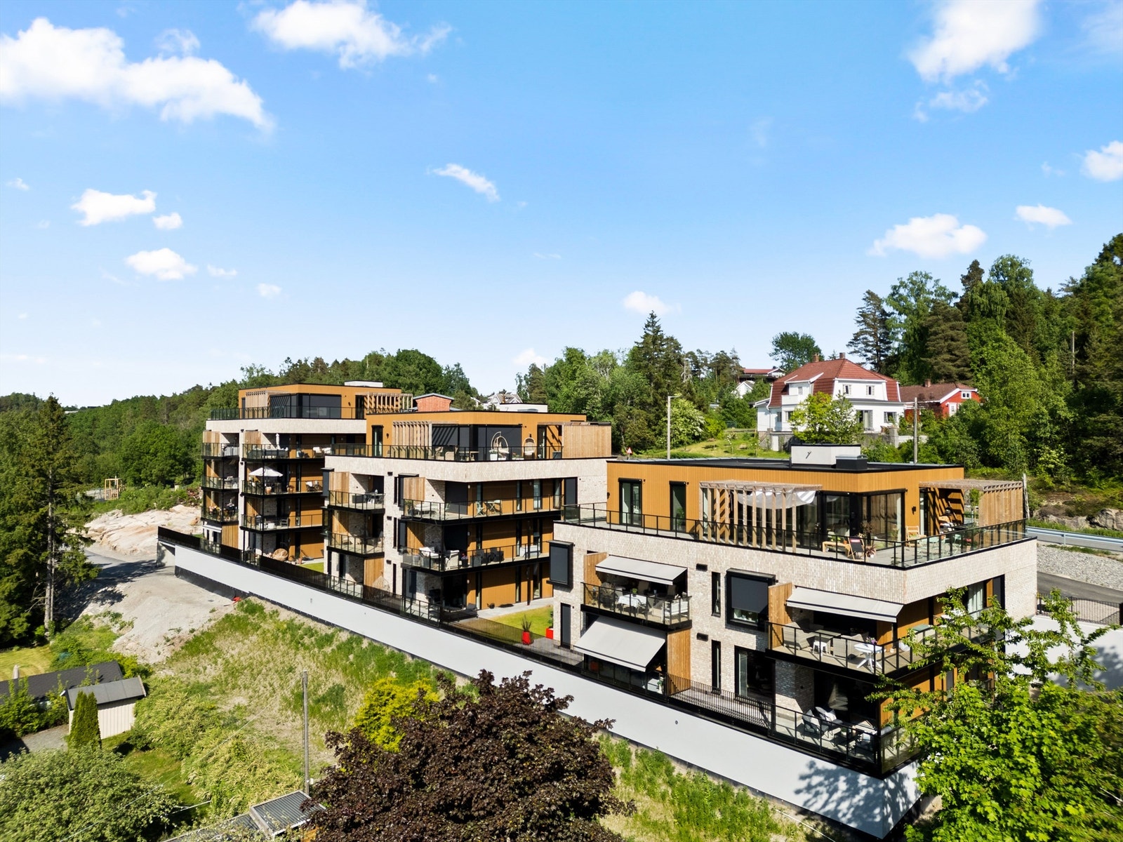 Moderne, arkitekttegnede bygg som er godt tilpasset til omgivelsene. Galleribilde