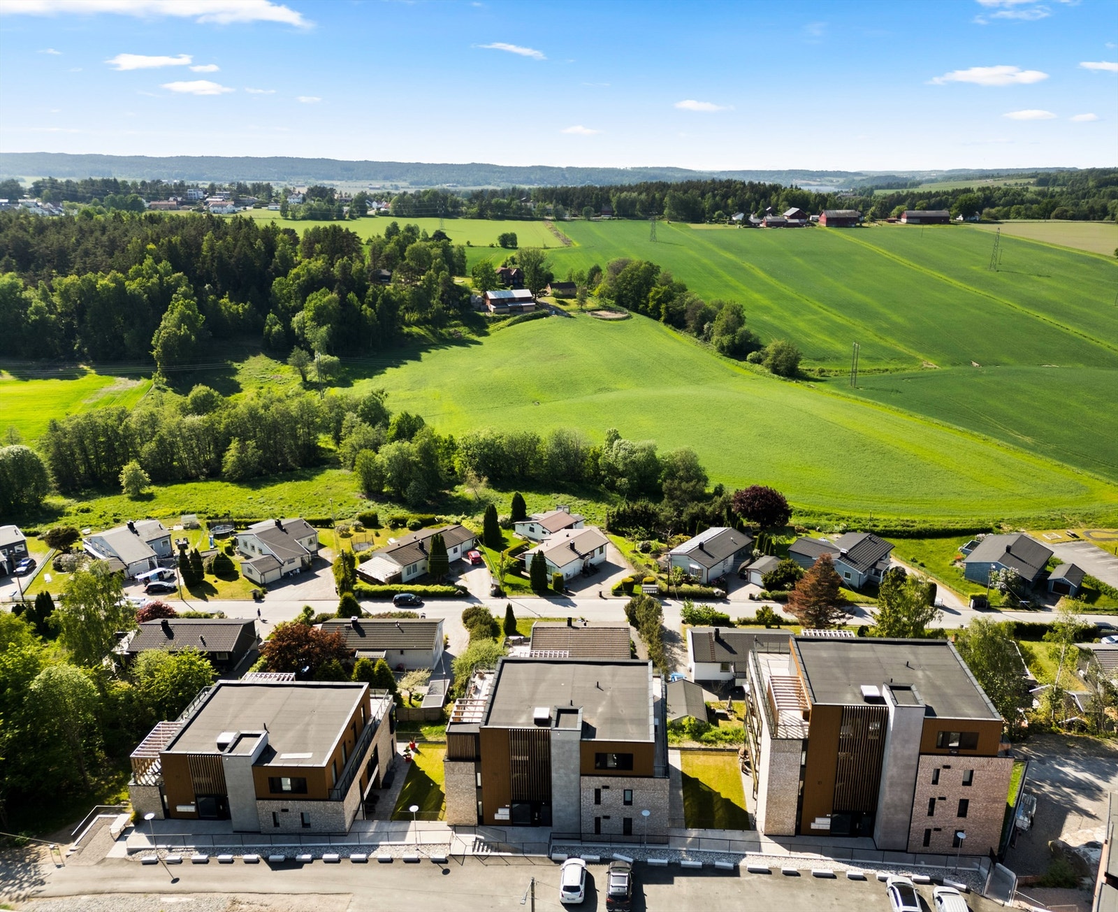 Fra leilighetene har man flott utsikt mot store landbruksområder. Galleribilde