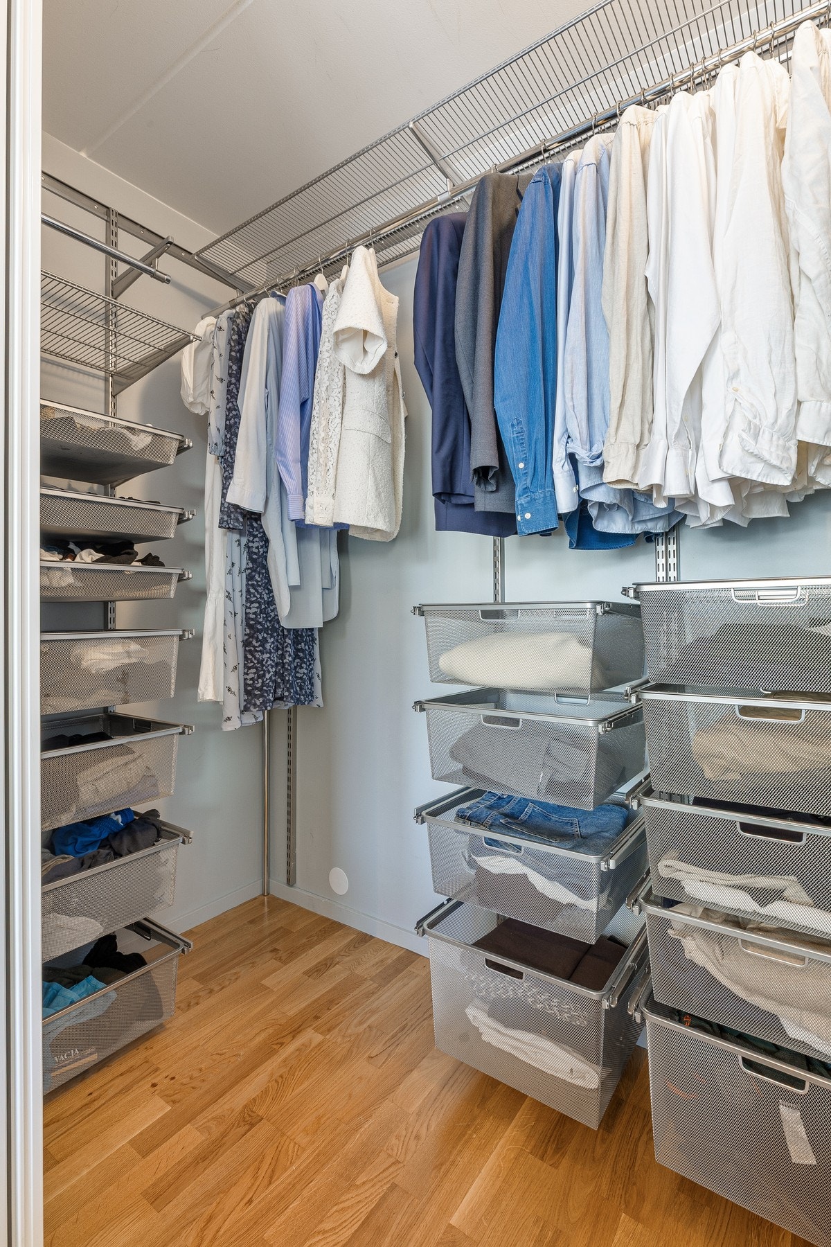 Hovedsoverommet har en romslig garderobe som gir gode oppbevaringsmuligheter Galleribilde