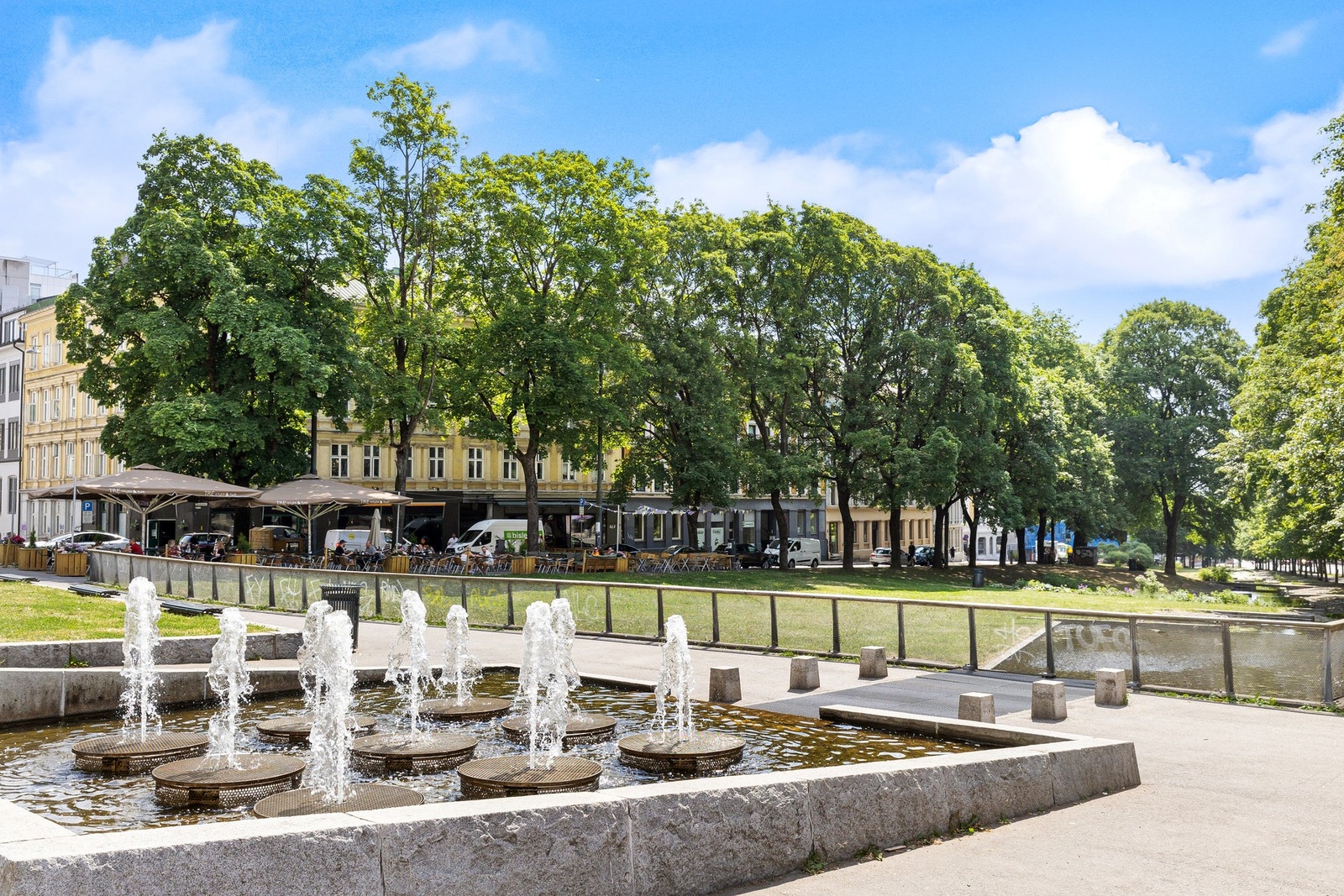 Leiligheten har en attraktiv beliggenhet i populære Waldemars Hage, idyllisk plassert ved Akerselva mellom Alexander Kiellands plass, St. Hanshaugen og Grünerløkka Galleribilde