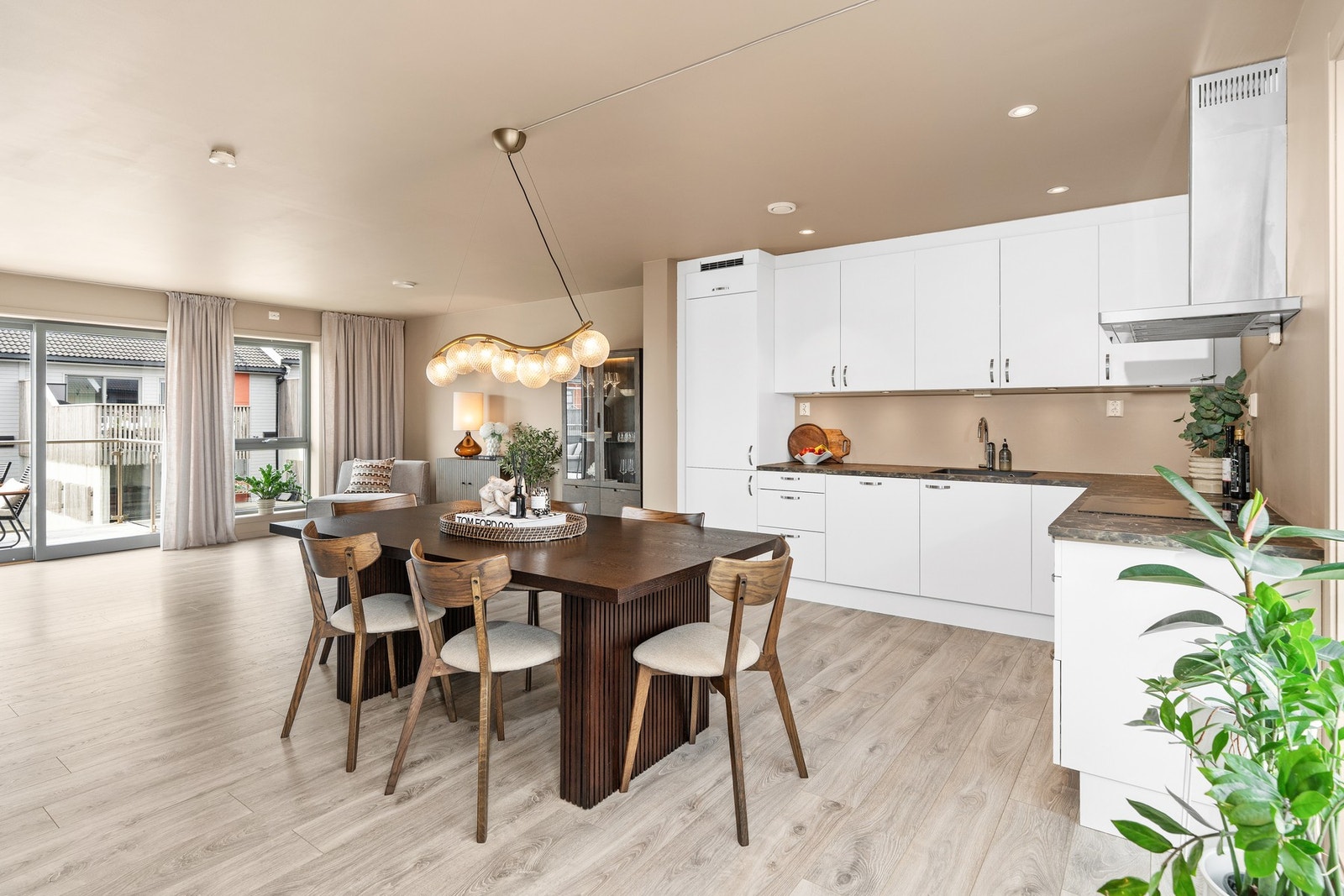 Kjøkken med spisestue. Her er det godt med plass til hele familien. Galleribilde