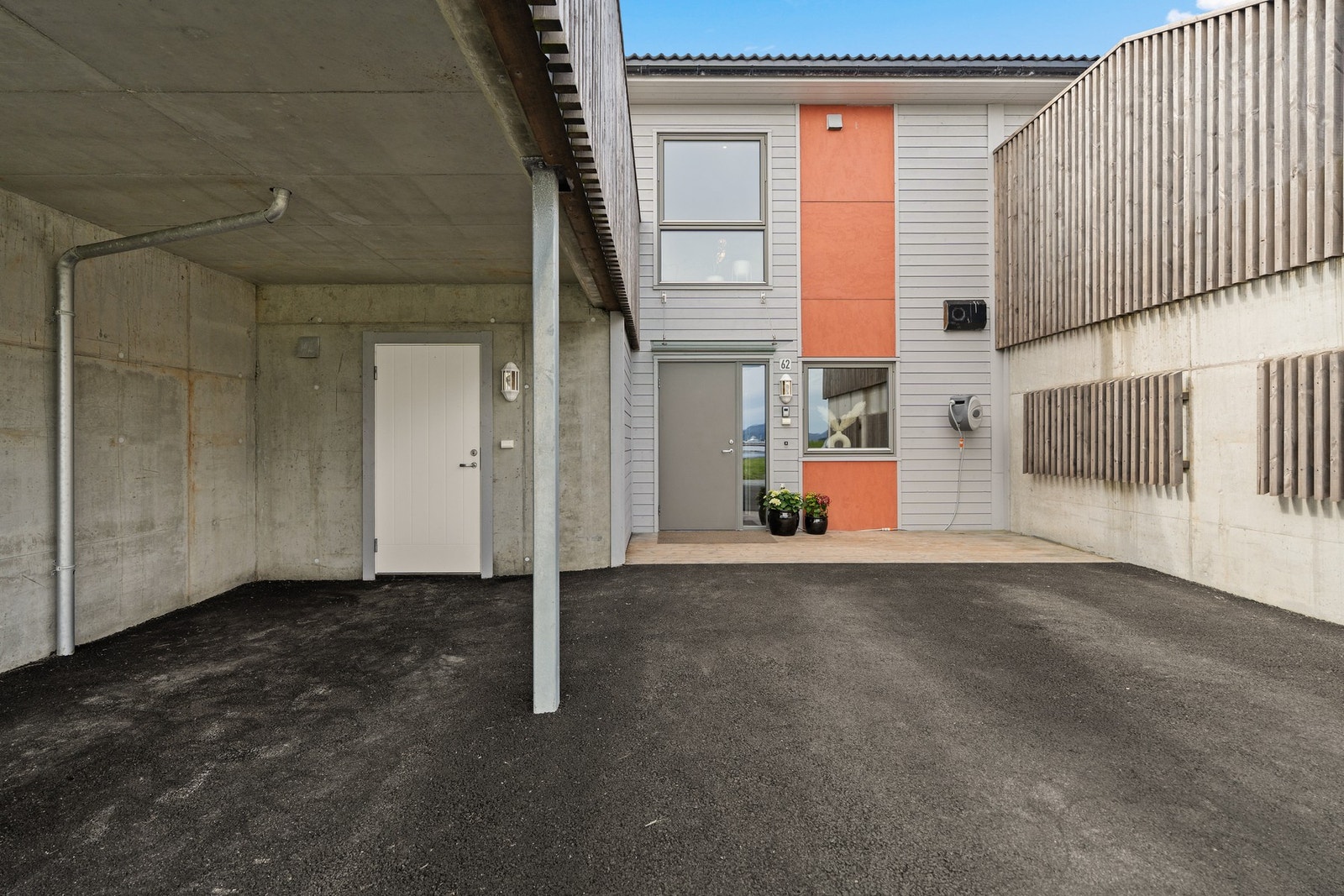 Asfaltert gårdsplass gir et rent utrykk. Galleribilde