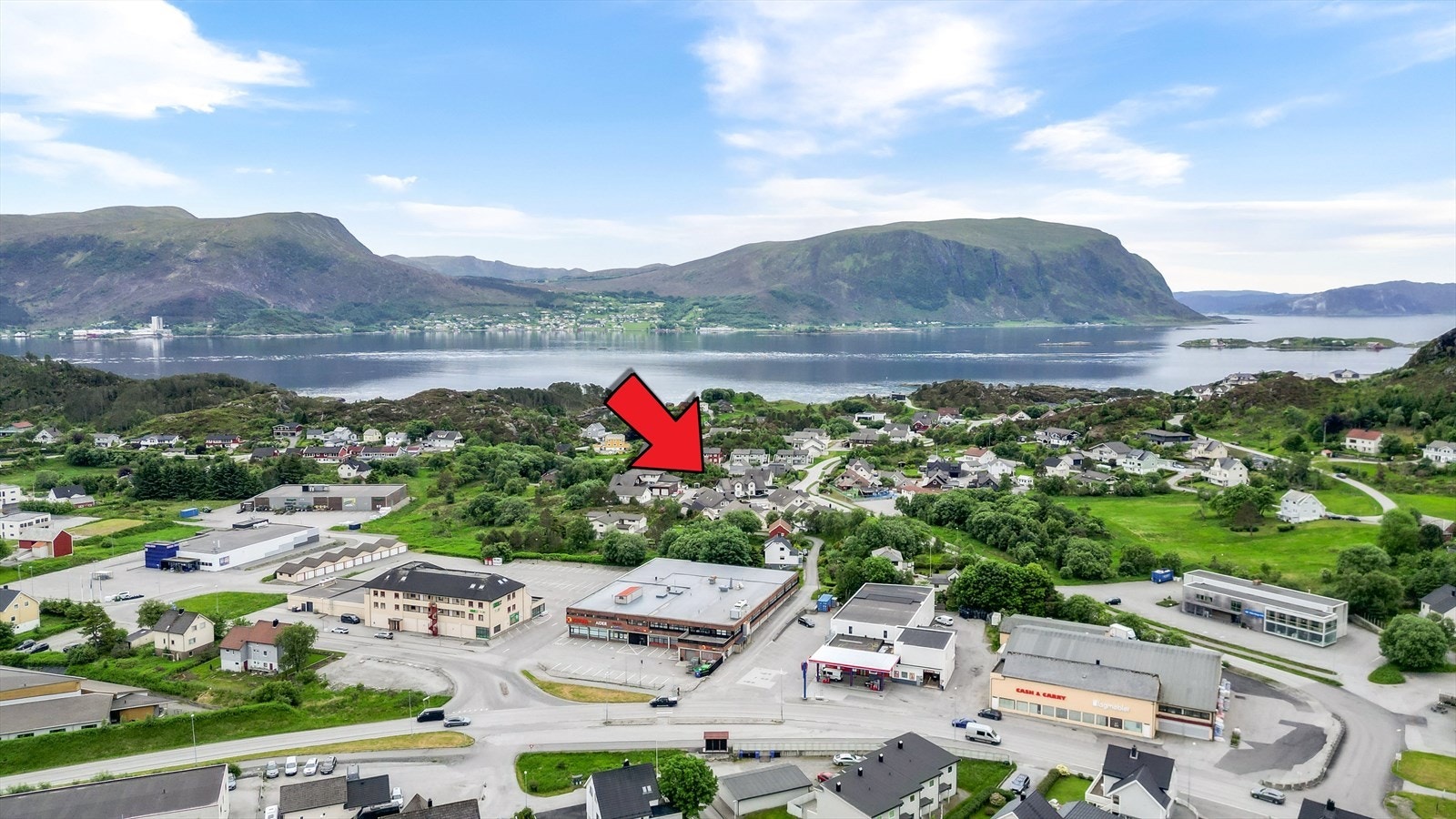 Nærområde med butikkar og ulike servicefunksjonar Galleribilde